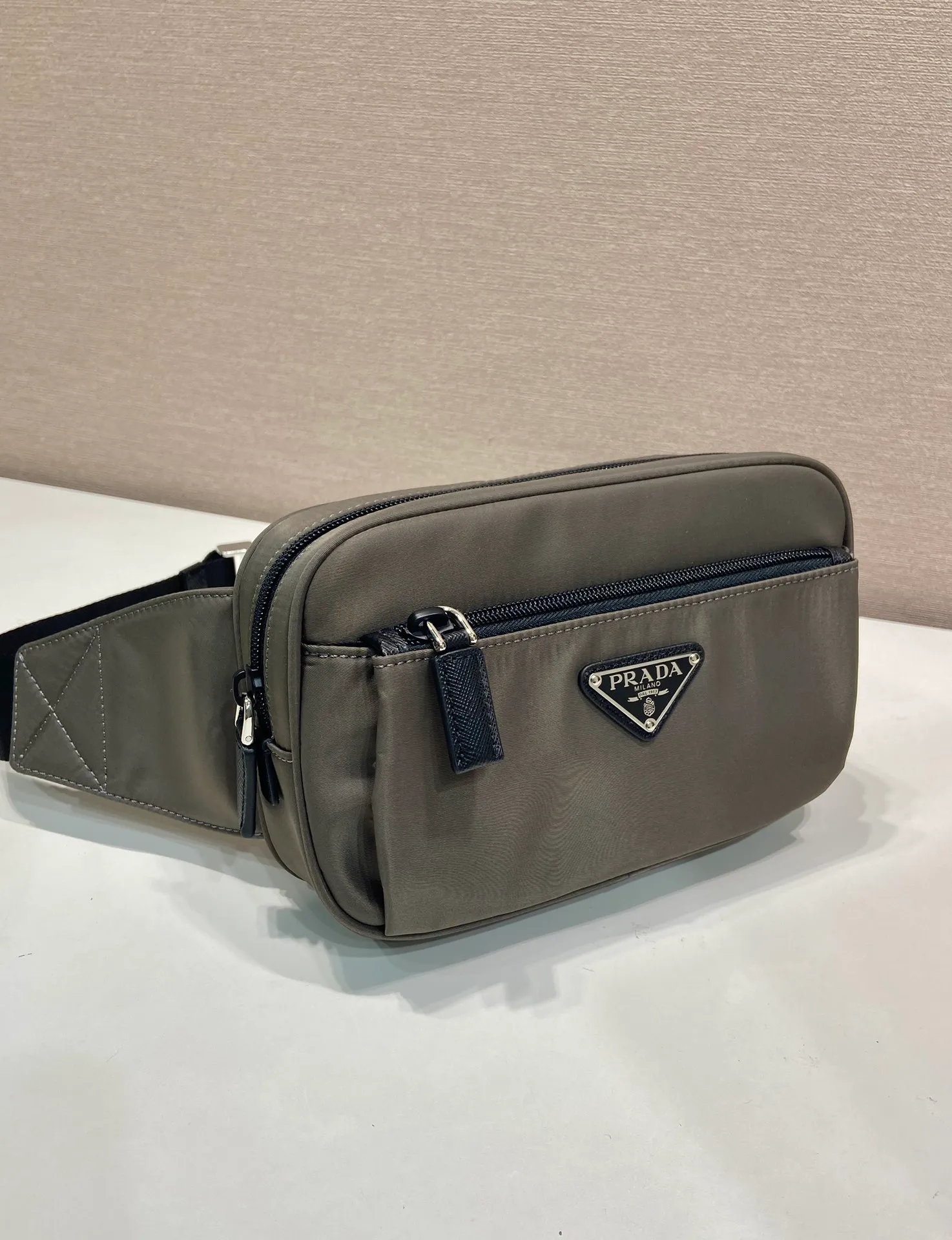 💰760🎉Classic hot style🎉2VL977 forest green👍👍 This fanny pack is made of imported nylon material, adjustable nylon belt with buckle, zipper closure, polished steel hardware, internal logo plate, external enamel triangle logo, can be used as a fanny pack and chest bag, suitable for both men and women😘😘Another popular style that will never go out of style👍👍Length 21xH12.5xBottom 4.5cm👍👍👍💰💰💰