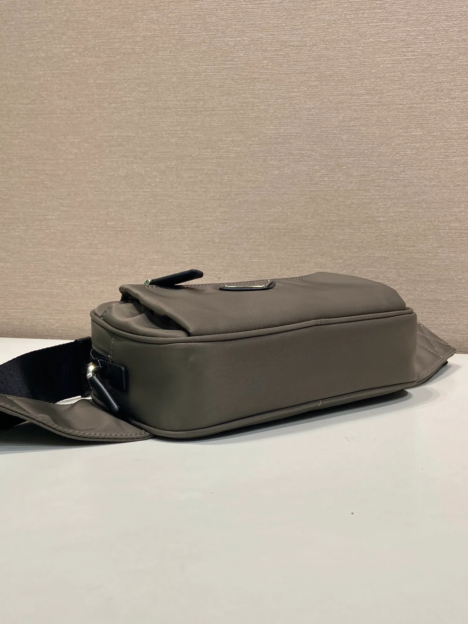 💰760🎉Classic hot style🎉2VL977 forest green👍👍 This fanny pack is made of imported nylon material, adjustable nylon belt with buckle, zipper closure, polished steel hardware, internal logo plate, external enamel triangle logo, can be used as a fanny pack and chest bag, suitable for both men and women😘😘Another popular style that will never go out of style👍👍Length 21xH12.5xBottom 4.5cm👍👍👍💰💰💰
