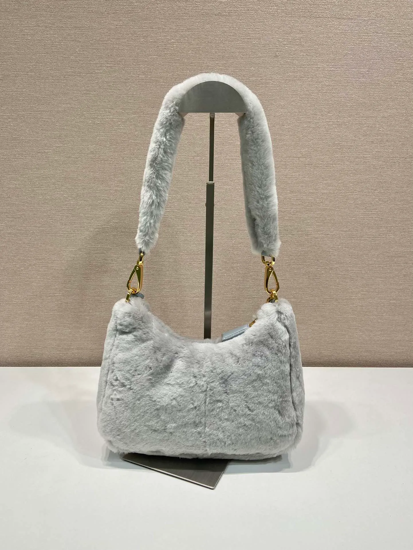 💰1520🎉Hobo fur bag🎉1BC204 new goat hair🎉🎉 This Hobo fur bag is made of imported goats and is equipped with a detachable fur shoulder strap and chain. It adds a touch of sexiness under the armpit bag and is also equipped with a detachable long shoulder strap. Babies who like sportsexy can carry it cross-body and continue to create a concave shape easily. It is highly functional. What I love most is that there is a small pendant hanging on the shoulder strap. So beautiful🎉🎉 A must-have in winter, I love it for babies. Get it now. Length 23x Height 17x Bottom 8cm🎉🎉🎉