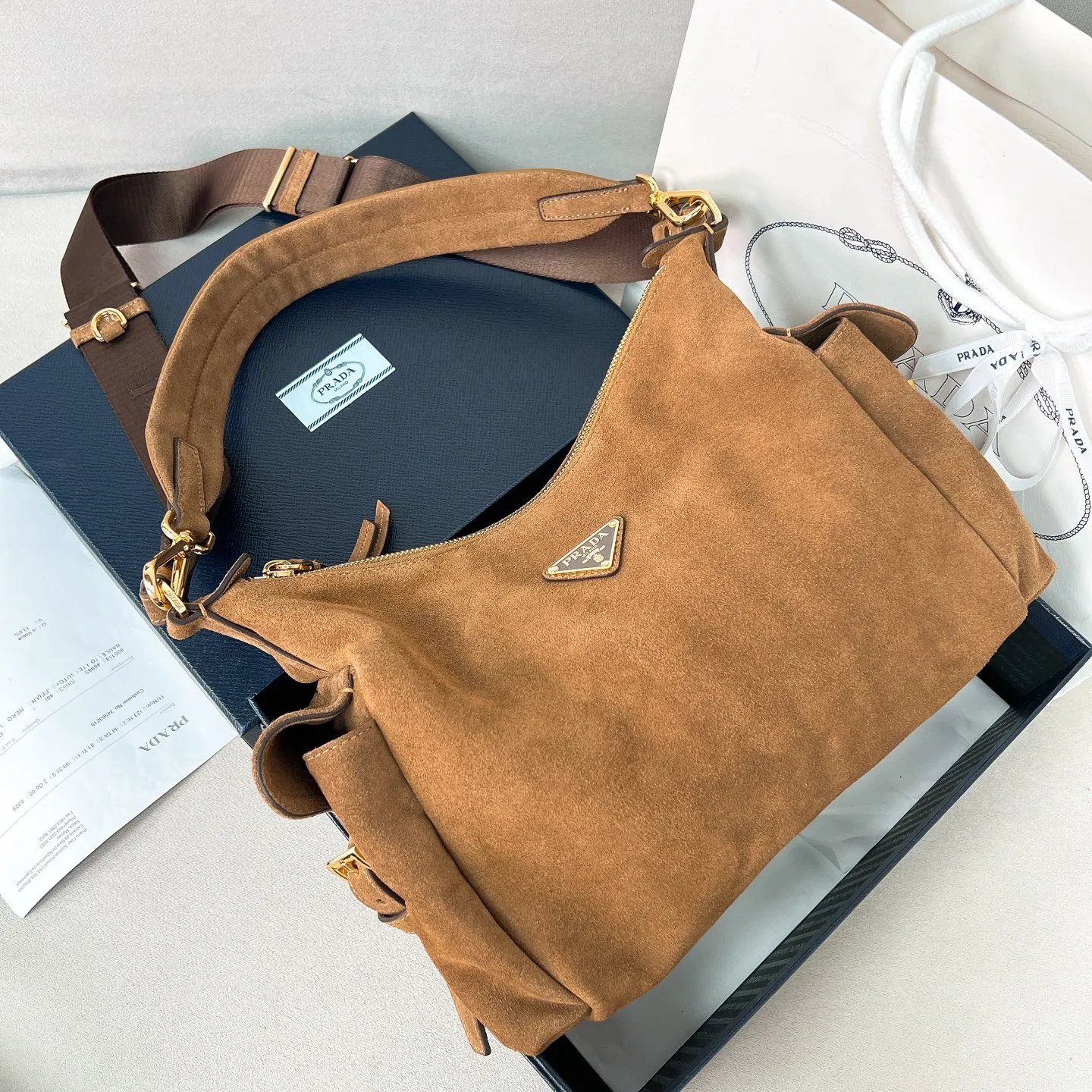 💰1520✨New product debut✨2025 new popular Explore handbag large size 1BC264, super versatile, good-looking, fashionable and trendy people must buy it! Not only practical, lightweight but also good-looking, with super large capacity. Triangle brand signature + imported suede. Lightweight and practical design combines sports and versatile elements. Equipped with two detachable and adjustable webbing straps. The fluffy and soft shape goes well with clothes. The multi-pocket design meets the functional needs of traveling and commuting. It is simply great👏... Unisex style for both men and women🉑️ Size: 32*22*11.5cm Cocoa Brown