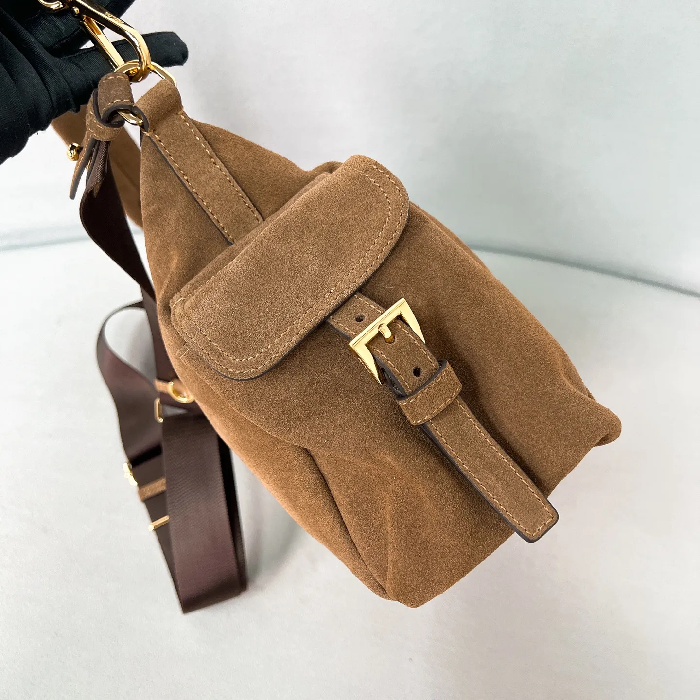 💰1520✨New product debut✨2025 new popular Explore handbag large size 1BC264, super versatile, good-looking, fashionable and trendy people must buy it! Not only practical, lightweight but also good-looking, with super large capacity. Triangle brand signature + imported suede. Lightweight and practical design combines sports and versatile elements. Equipped with two detachable and adjustable webbing straps. The fluffy and soft shape goes well with clothes. The multi-pocket design meets the functional needs of traveling and commuting. It is simply great👏... Unisex style for both men and women🉑️ Size: 32*22*11.5cm Cocoa Brown