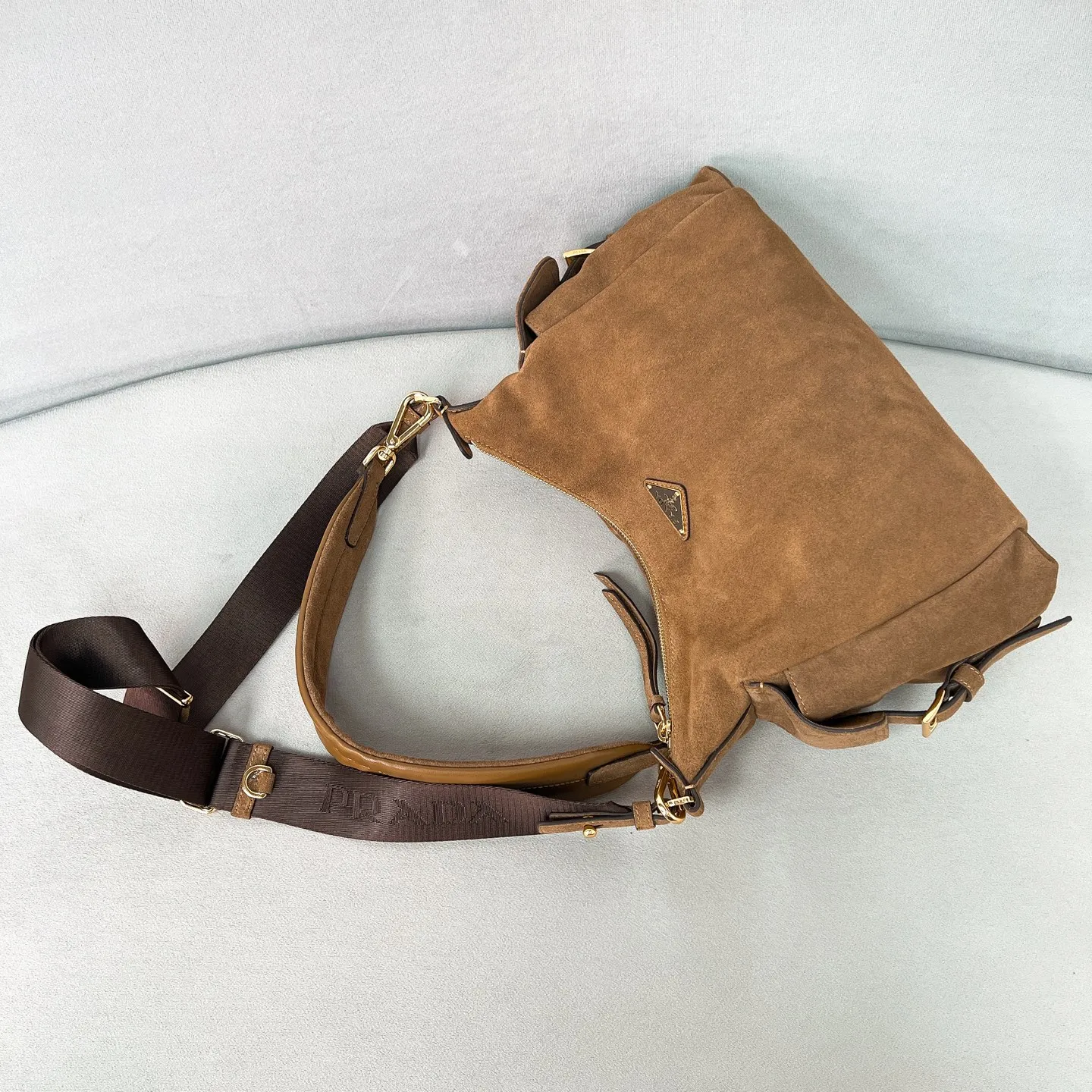 💰1520✨New product debut✨2025 new popular Explore handbag large size 1BC264, super versatile, good-looking, fashionable and trendy people must buy it! Not only practical, lightweight but also good-looking, with super large capacity. Triangle brand signature + imported suede. Lightweight and practical design combines sports and versatile elements. Equipped with two detachable and adjustable webbing straps. The fluffy and soft shape goes well with clothes. The multi-pocket design meets the functional needs of traveling and commuting. It is simply great👏... Unisex style for both men and women🉑️ Size: 32*22*11.5cm Cocoa Brown
