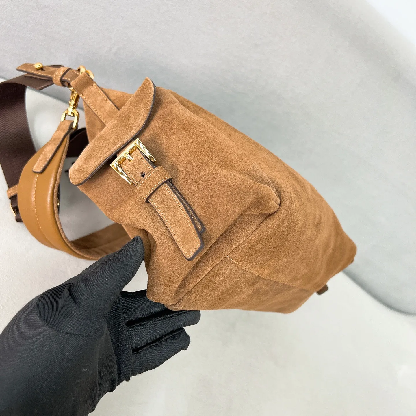 💰1520✨New product debut✨2025 new popular Explore handbag large size 1BC264, super versatile, good-looking, fashionable and trendy people must buy it! Not only practical, lightweight but also good-looking, with super large capacity. Triangle brand signature + imported suede. Lightweight and practical design combines sports and versatile elements. Equipped with two detachable and adjustable webbing straps. The fluffy and soft shape goes well with clothes. The multi-pocket design meets the functional needs of traveling and commuting. It is simply great👏... Unisex style for both men and women🉑️ Size: 32*22*11.5cm Cocoa Brown