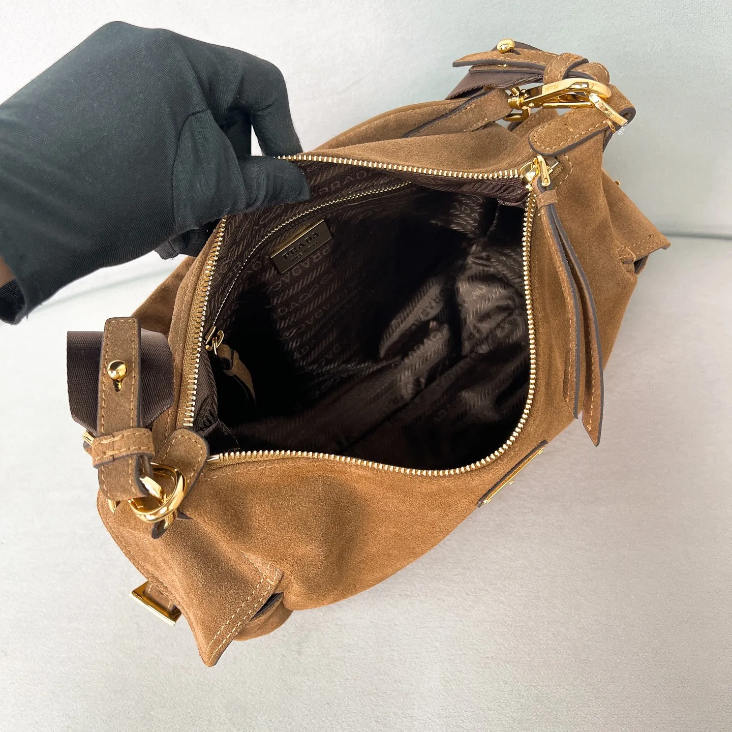 💰1520✨New product debut✨2025 new popular Explore handbag large size 1BC264, super versatile, good-looking, fashionable and trendy people must buy it! Not only practical, lightweight but also good-looking, with super large capacity. Triangle brand signature + imported suede. Lightweight and practical design combines sports and versatile elements. Equipped with two detachable and adjustable webbing straps. The fluffy and soft shape goes well with clothes. The multi-pocket design meets the functional needs of traveling and commuting. It is simply great👏... Unisex style for both men and women🉑️ Size: 32*22*11.5cm Cocoa Brown
