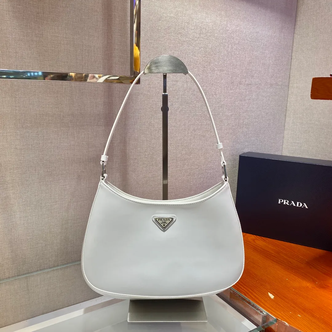 💰1120🎉New armpit bag🎉New second-hand armpit bag😘😘 This year's hot second-hand armpit bag has always been very popular. The whole leather is delicate and smooth. The special-shaped bag design is cool and fashionable. Length 26.5x Height 15x Bottom 4cm