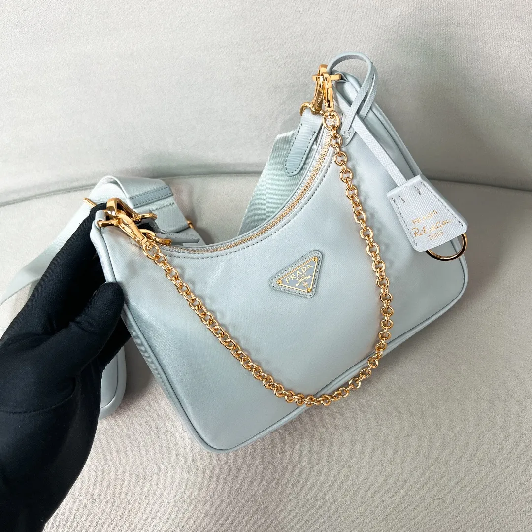 💰1000🌟New product Hobo three-in-one gold buckle 1BH204 Hobo three-in-one has become a mainstream fashion trend! Super versatile and good-looking, fashionable people must buy it! It is not only practical, lightweight but also beautiful. The detachable pouch hanging ornaments and spacious internal compartments are simply great👏... Unisex style for both men and women🉑️ Hand-held, shoulder and cross-body style with three uses, the new favorite of fashion trendsetters. The perfect details are comparable to brick cabinets. Super 5🌟Review Size: 22*18*6.5