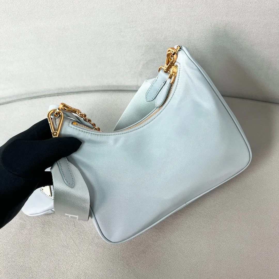 💰1000🌟New product Hobo three-in-one gold buckle 1BH204 Hobo three-in-one has become a mainstream fashion trend! Super versatile and good-looking, fashionable people must buy it! It is not only practical, lightweight but also beautiful. The detachable pouch hanging ornaments and spacious internal compartments are simply great👏... Unisex style for both men and women🉑️ Hand-held, shoulder and cross-body style with three uses, the new favorite of fashion trendsetters. The perfect details are comparable to brick cabinets. Super 5🌟Review Size: 22*18*6.5