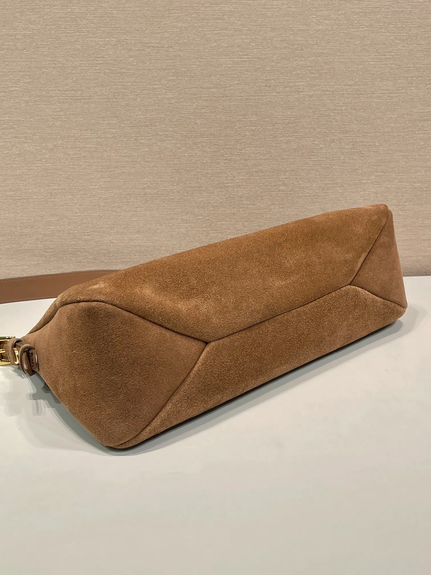 💰1560🎉New Aimee underarm bag🎉1BC228 suede🎉🎉 This leather Hobo underarm bag has a simple design and is made of imported suede (nubuck leather) with a metal triangular enamel logo on the front. It is equipped with a detachable leather shoulder strap. The leather is delicate and soft, practical, lightweight and has a large capacity. 😂😂 High-end and versatile, another fashion hit. Hurry up and get it, it’s so beautiful👏👏 Length 39x height 24x bottom 12cm