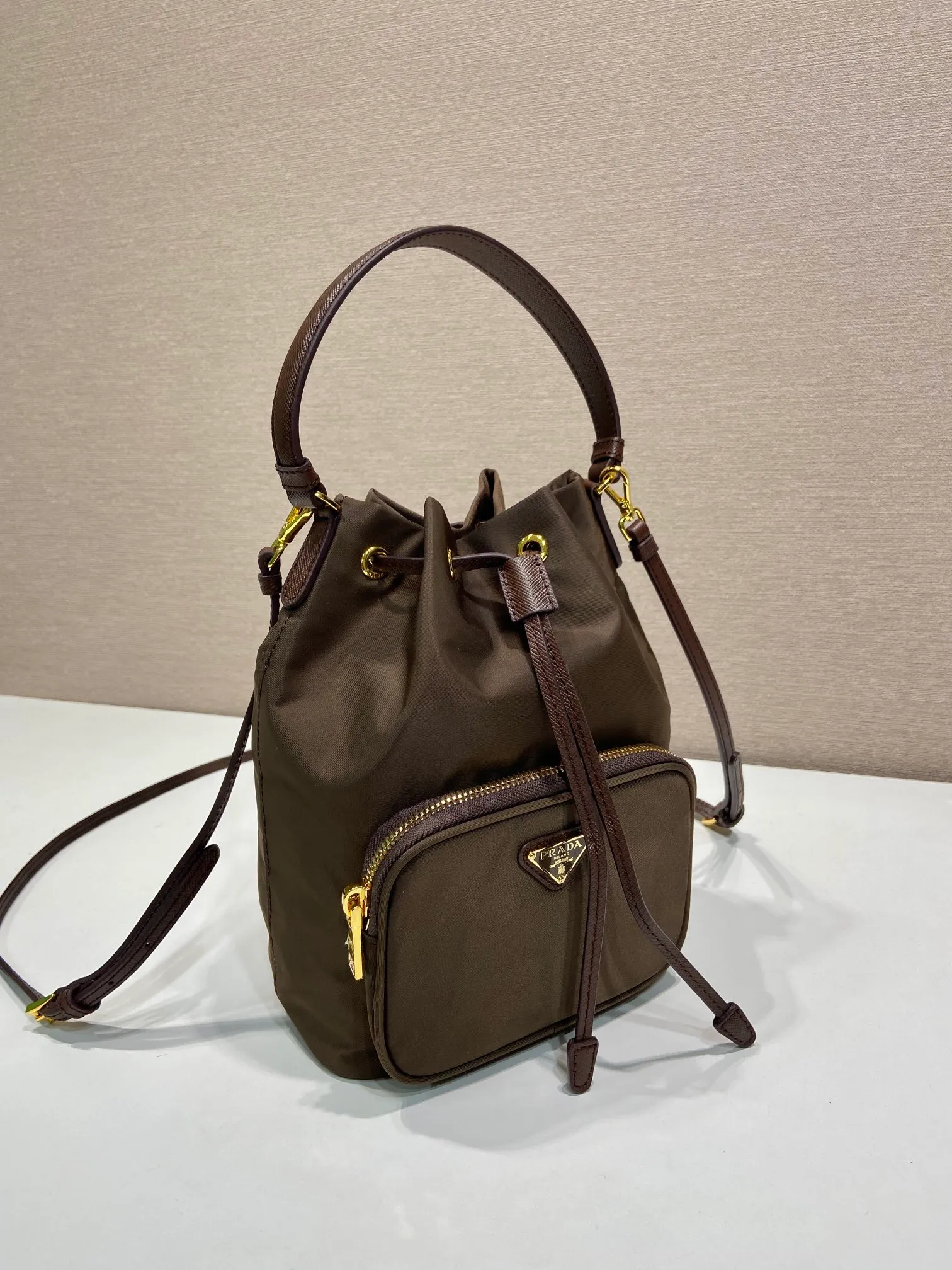 💰760, the classic model 1BH038 new color😘 has arrived👏👏 Made of imported nylon fabric, top grade five, portable/diagonal, light, practical and fashionable, beauties hurry up and get it, 165 OEM code, length 18x height 23 base × 12cm📢📢📢📢