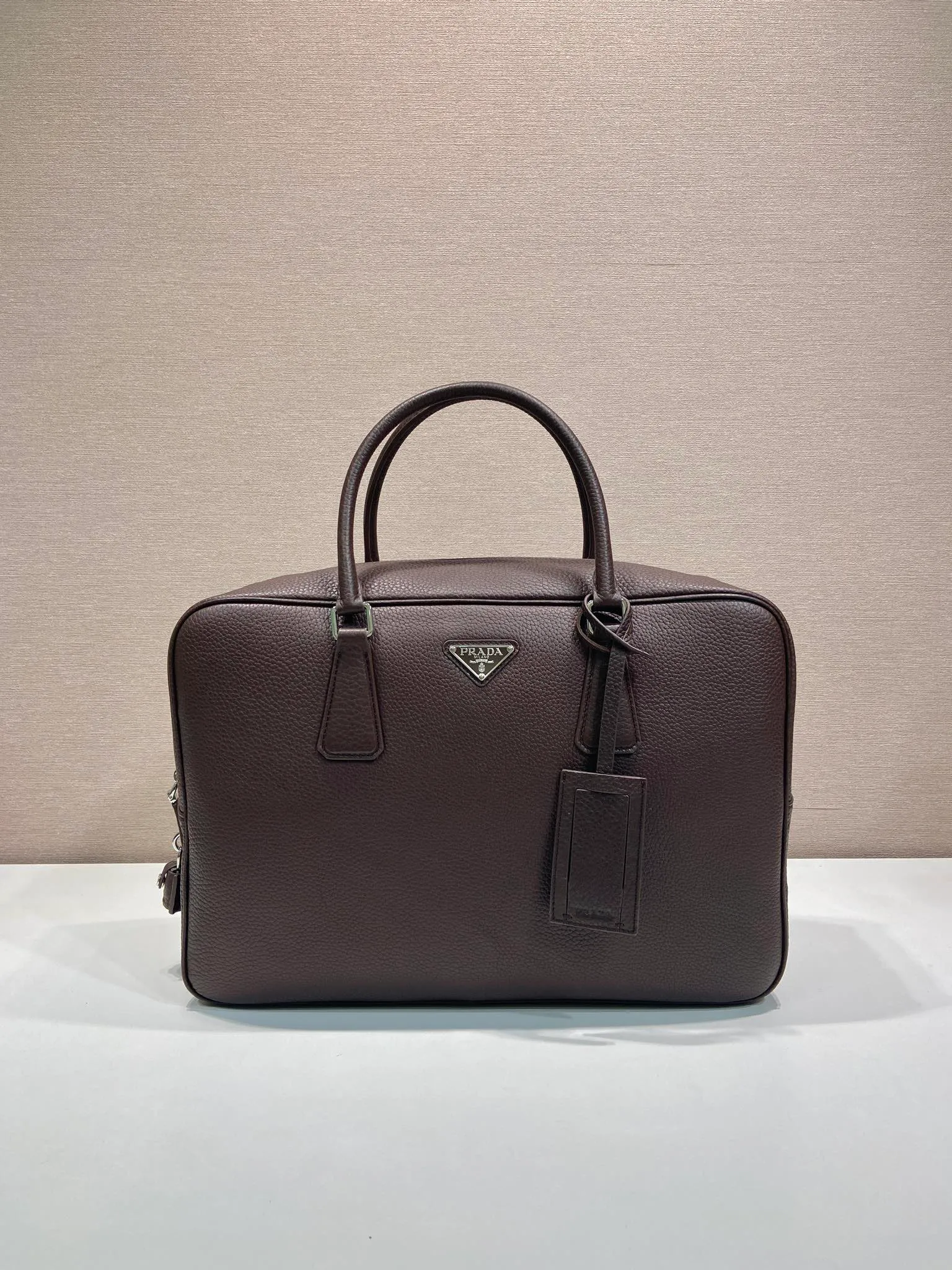 💰2160🎉New briefcase🎉2VE027 with lock🎉🎉 Made of soft deerskin cowhide, its functional silhouette is embellished with refined and classic details, closure and lock, removable leather name tag, interior zipper pocket and patch pocket, large capacity. Another popular style that will never go out of style🎉🎉Handsome guys, hurry up and get it🎉🎉 Length 40x Height 28x Bottom 12.5cm🎉🎉🎉💰💰💰
