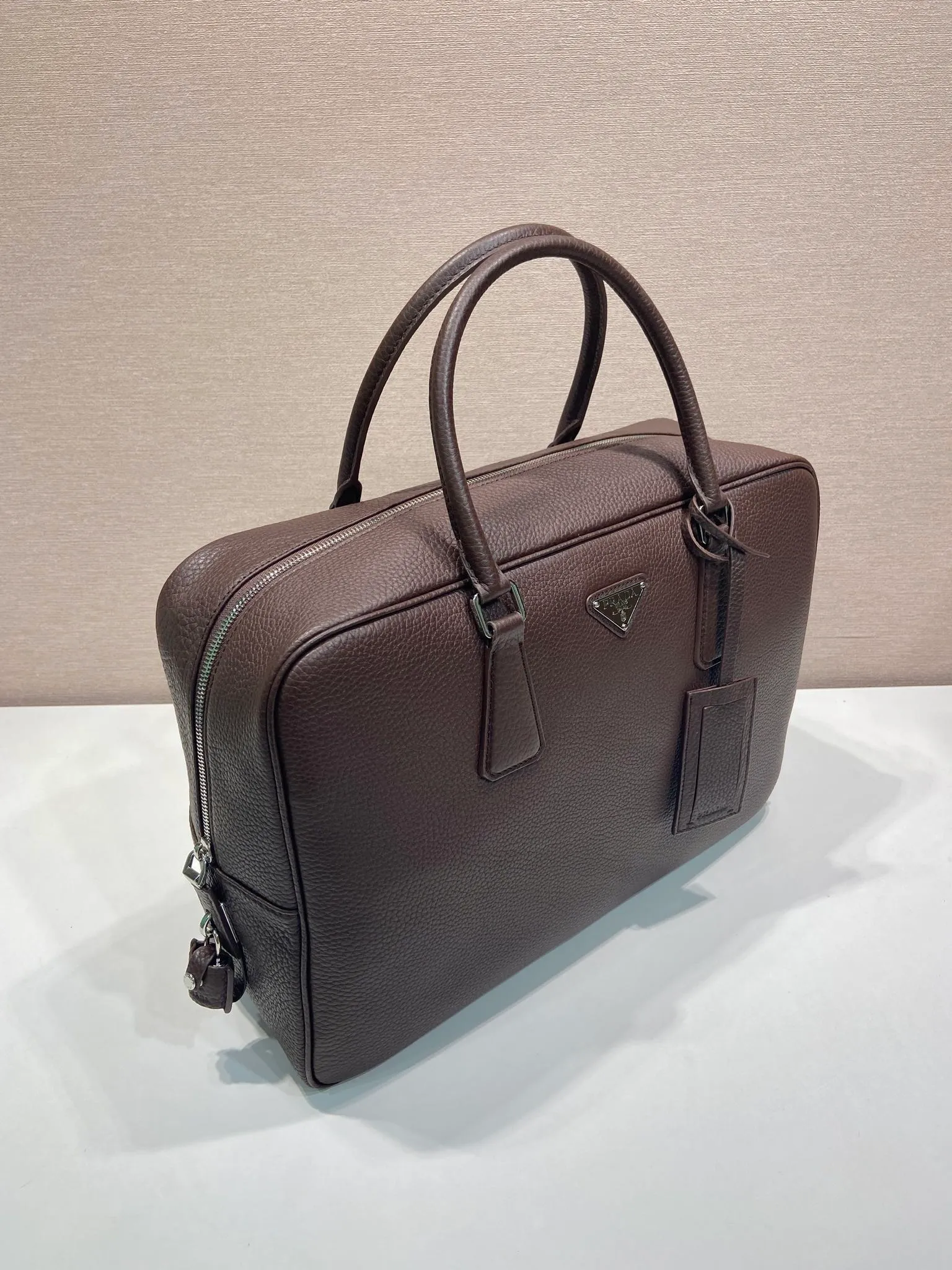 💰2160🎉New briefcase🎉2VE027 with lock🎉🎉 Made of soft deerskin cowhide, its functional silhouette is embellished with refined and classic details, closure and lock, removable leather name tag, interior zipper pocket and patch pocket, large capacity. Another popular style that will never go out of style🎉🎉Handsome guys, hurry up and get it🎉🎉 Length 40x Height 28x Bottom 12.5cm🎉🎉🎉💰💰💰