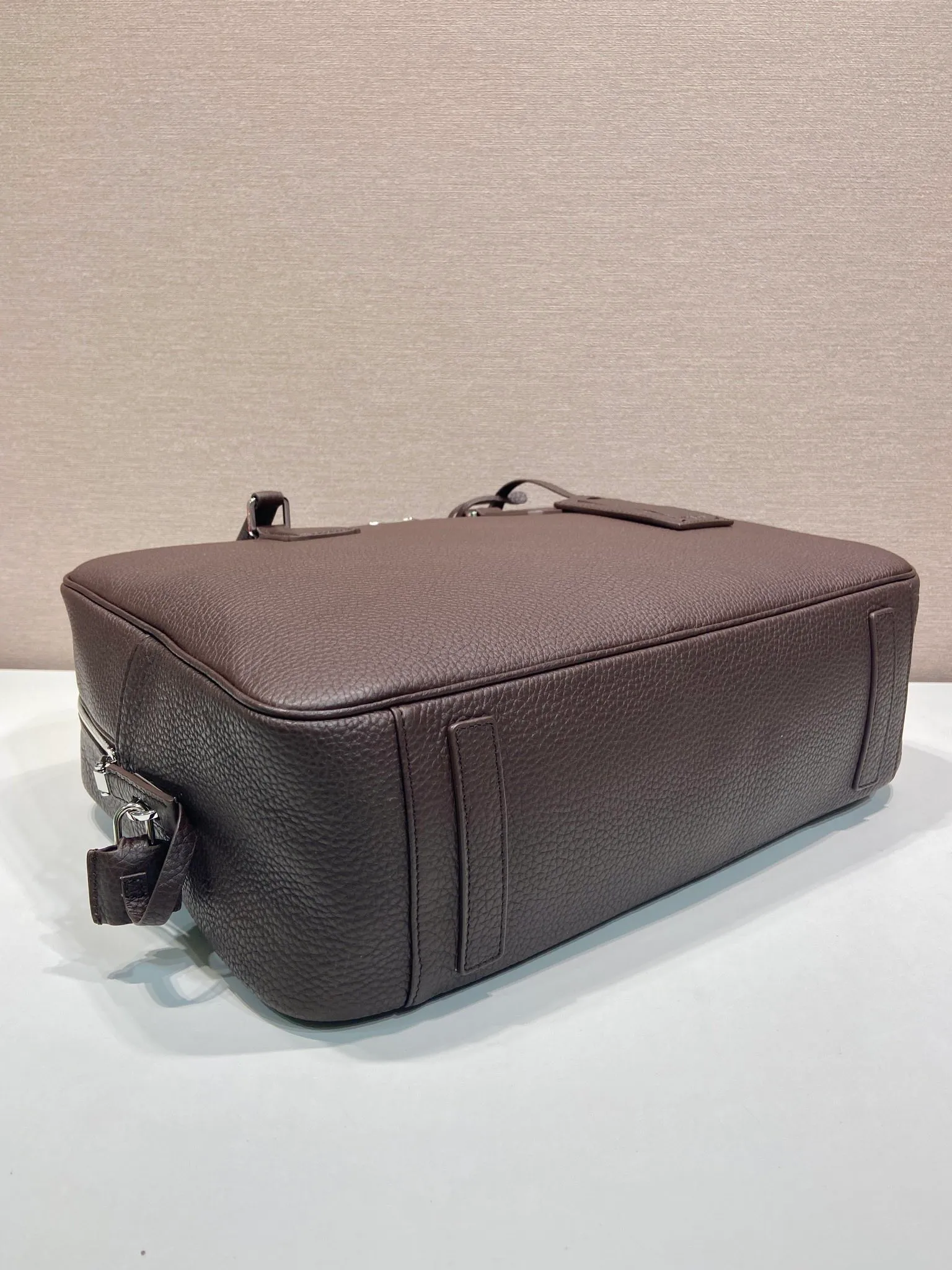 💰2160🎉New briefcase🎉2VE027 with lock🎉🎉 Made of soft deerskin cowhide, its functional silhouette is embellished with refined and classic details, closure and lock, removable leather name tag, interior zipper pocket and patch pocket, large capacity. Another popular style that will never go out of style🎉🎉Handsome guys, hurry up and get it🎉🎉 Length 40x Height 28x Bottom 12.5cm🎉🎉🎉💰💰💰