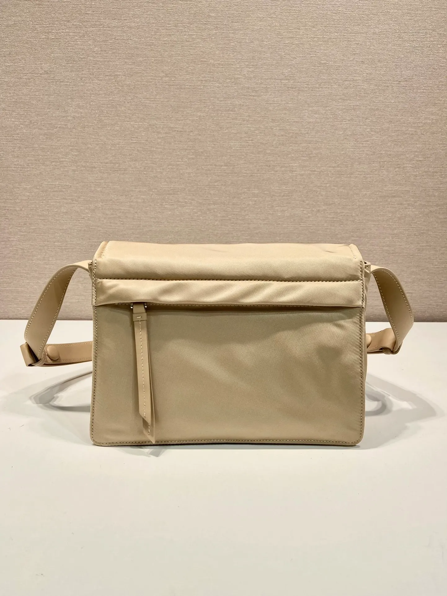 💰1120🎉The most popular mini messenger bag🎉New color/so cute😘This shoulder bag is made of unique padded nylon, and is equipped with an adjustable leather shoulder strap and a back pocket. The metal accessories give a touch of bright color and is low-key overall. Luxurious and versatile, the only difference is that it is not detachable. This design is more simple, but the style is still the same. 🙊🙊If you like babies, hurry up and get it. It is unisex and a popular style that will never go out of style. 👏👏Mini size🙊 Style number 1BD258, length 23.5x18x bottom 11cm