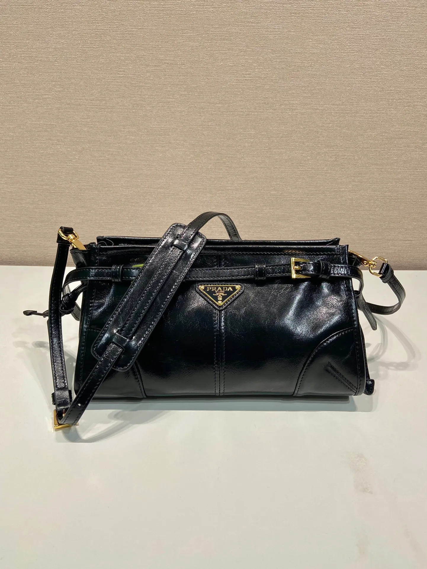 💰1640🎉LusSolf oil wax leather🎉1BA215 crossbody bag🎉 This crossbody bag is made of imported oil wax leather. The shiny color exudes a classic atmosphere. It is equipped with a detachable and adjustable long shoulder strap, which is convenient for shoulder and crossbody carry. It has a very large capacity and is easy to use. It is definitely a must-have for fashionistas. Hurry up and take this retro style crossbody bag home! Length 26x height 14x base 12cm🎉🎉🎉👏👏👏