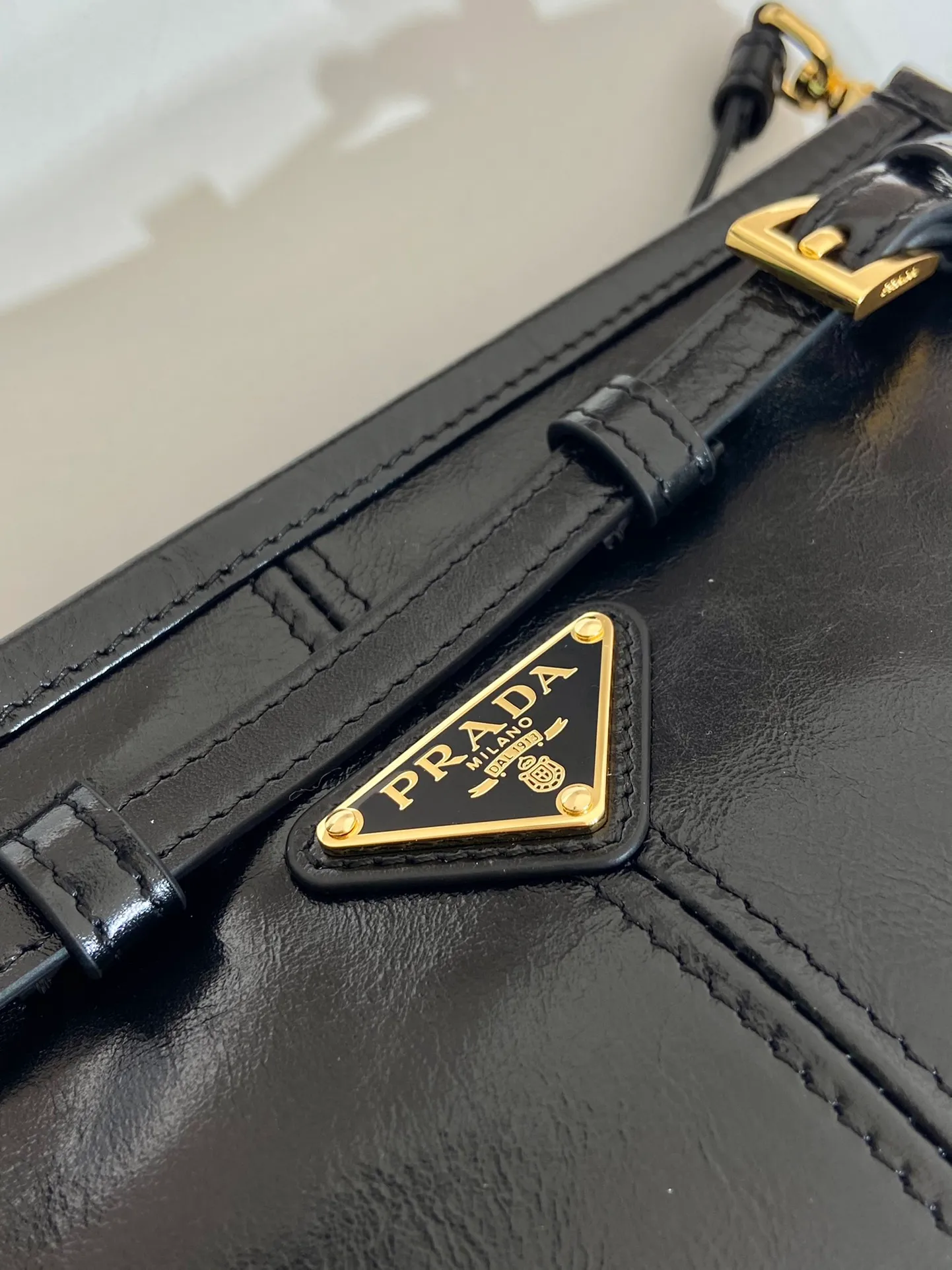 💰1640🎉LusSolf oil wax leather🎉1BA215 crossbody bag🎉 This crossbody bag is made of imported oil wax leather. The shiny color exudes a classic atmosphere. It is equipped with a detachable and adjustable long shoulder strap, which is convenient for shoulder and crossbody carry. It has a very large capacity and is easy to use. It is definitely a must-have for fashionistas. Hurry up and take this retro style crossbody bag home! Length 26x height 14x base 12cm🎉🎉🎉👏👏👏