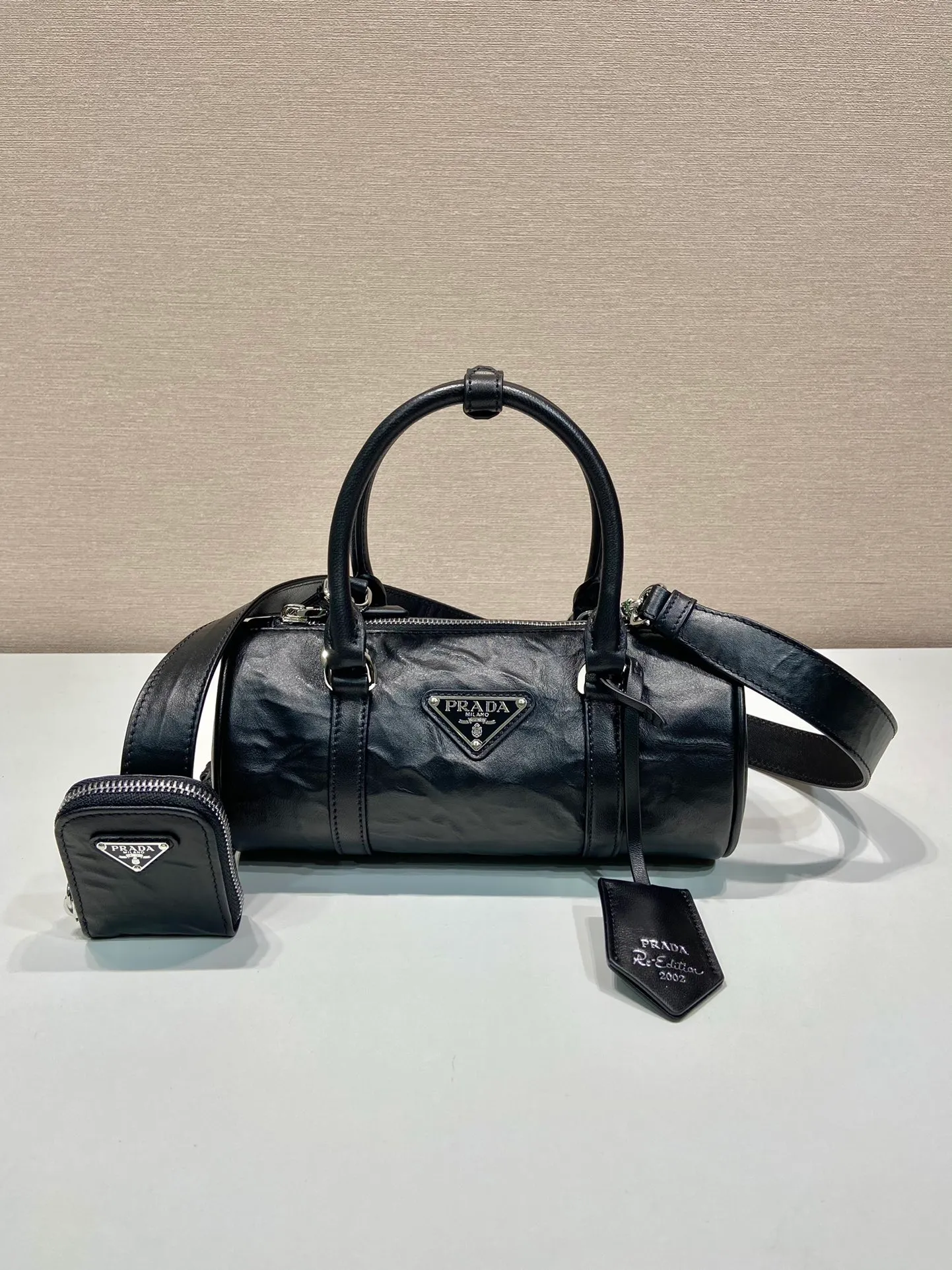 💰1520, 🎉New pillow bag 🎉1BA389 runway style🎉🎉 This casual and classic handbag is made of soft sheep leather inside and outside. The hand-made pleat effect is particularly fashionable. It is equipped with a detachable long shoulder strap and a small coin purse. The body is equipped with a front pocket design and large capacity. It was also unveiled in the 2023 spring and summer series fashion show. The upper body effect must be eye-catching. Babies, hurry up and get it🎉 Length 22x height 10x base 9cm🎉🎉🎉🍊🍊🍊