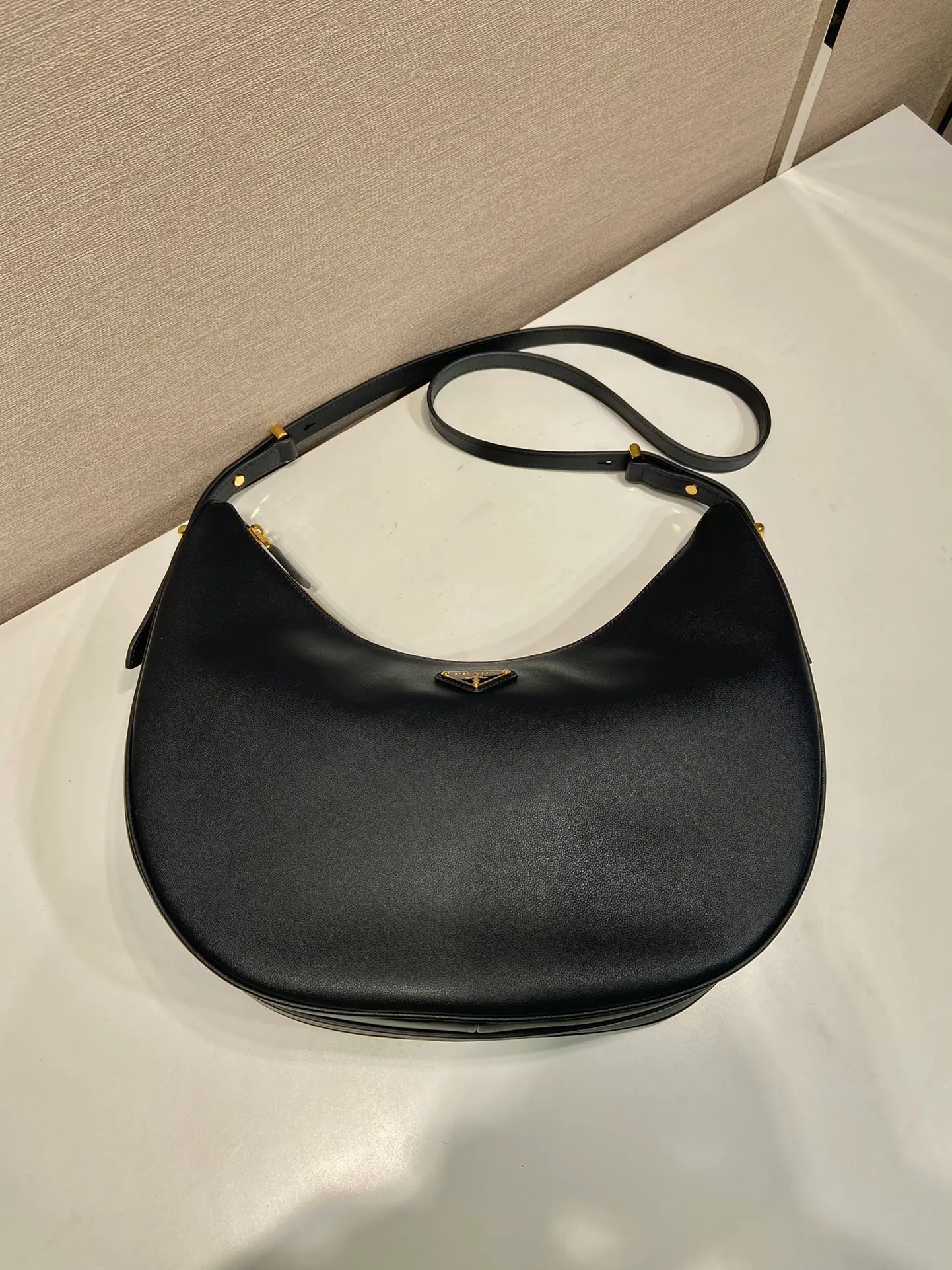 💰1840🎉Large Moon Handbag🎉1BC212 Large🎉🎉 The design of this shoulder bag is inspired by the exploration of the Hobo silhouette, with soft lines and a modern feel. The gentle leather outline is combined with ample capacity and space. It is embellished with metal hardware accessories and is equipped with two adjustable long/short shoulder straps, which can be exchanged for different occasions. The upper body effect is very fashionable and elegant, hurry up and get it🎉🎉, it is another popular style that will never go out of style🎉🎉Length 35x Height 22.5x Bottom 8cm🎉🎉🎉👏👏👏