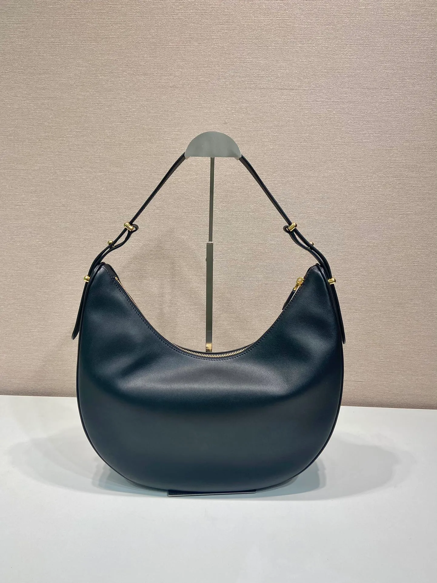 💰1840🎉Large Moon Handbag🎉1BC212 Large🎉🎉 The design of this shoulder bag is inspired by the exploration of the Hobo silhouette, with soft lines and a modern feel. The gentle leather outline is combined with ample capacity and space. It is embellished with metal hardware accessories and is equipped with two adjustable long/short shoulder straps, which can be exchanged for different occasions. The upper body effect is very fashionable and elegant, hurry up and get it🎉🎉, it is another popular style that will never go out of style🎉🎉Length 35x Height 22.5x Bottom 8cm🎉🎉🎉👏👏👏