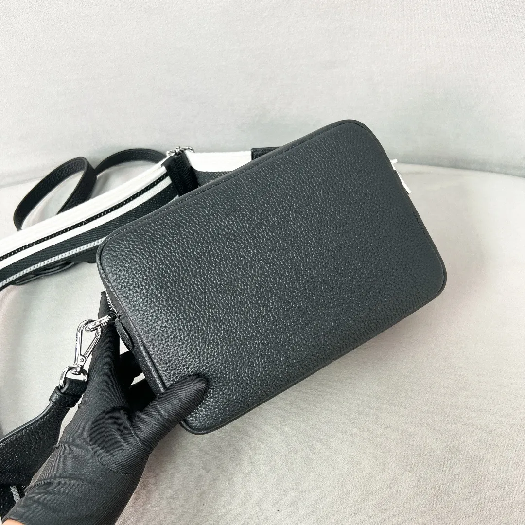 💰1700✨New product launch✨The latest pebbled shoulder bag with double zipper 1BH082 is carefully made of soft textured pebbled calfskin. The bag has a rounded and soft silhouette. Multi-functional detachable embroidered shoulder straps and leather shoulder straps. Double zipper compartments for more convenient storage. Outstanding and elegant style. Can be carried in hand, on one shoulder or crossbody. A handbag that perfectly blends classic heritage with the trend of the times. Fairy must-have black size 22*14.5*8.5cm