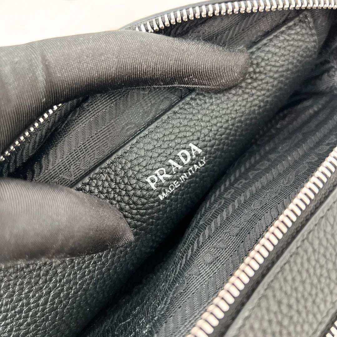 💰1700✨New product launch✨The latest pebbled shoulder bag with double zipper 1BH082 is carefully made of soft textured pebbled calfskin. The bag has a rounded and soft silhouette. Multi-functional detachable embroidered shoulder straps and leather shoulder straps. Double zipper compartments for more convenient storage. Outstanding and elegant style. Can be carried in hand, on one shoulder or crossbody. A handbag that perfectly blends classic heritage with the trend of the times. Fairy must-have black size 22*14.5*8.5cm