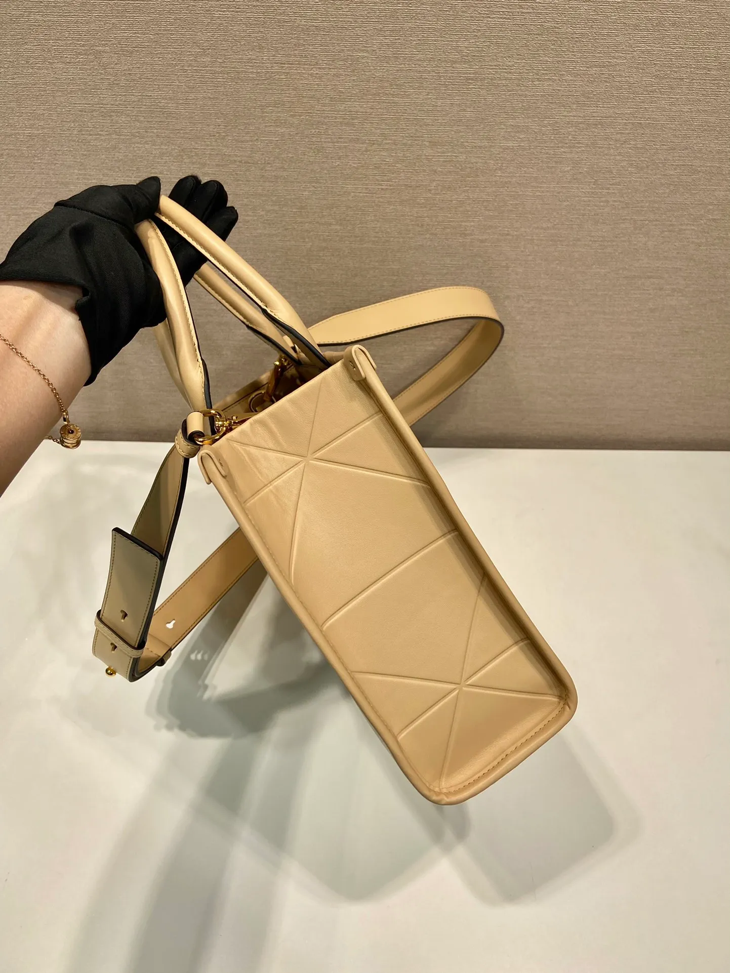 💰1800🎉 New Triangular Diamond Tote Bag 🎉 Tote Bag 🎉1BA379 Small/Long Shoulder Strap 🎉 This tote bag is made of imported calfskin, with a pure handmade triangular diamond design, and the mark is composed of an embossed triangle and a hardware mark. Interior compartment with zip pockets. Simple and elegant, full of fashion sense. Babies, hurry up and get started. 🎉 Length 30x Height 23x Bottom 9cm