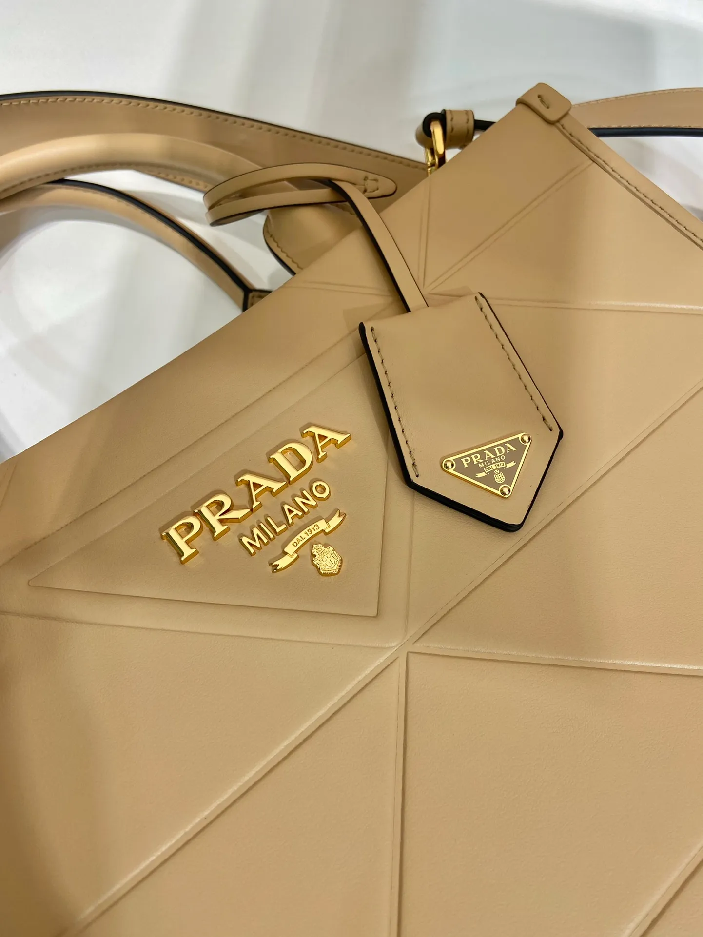 💰1800🎉 New Triangular Diamond Tote Bag 🎉 Tote Bag 🎉1BA379 Small/Long Shoulder Strap 🎉 This tote bag is made of imported calfskin, with a pure handmade triangular diamond design, and the mark is composed of an embossed triangle and a hardware mark. Interior compartment with zip pockets. Simple and elegant, full of fashion sense. Babies, hurry up and get started. 🎉 Length 30x Height 23x Bottom 9cm