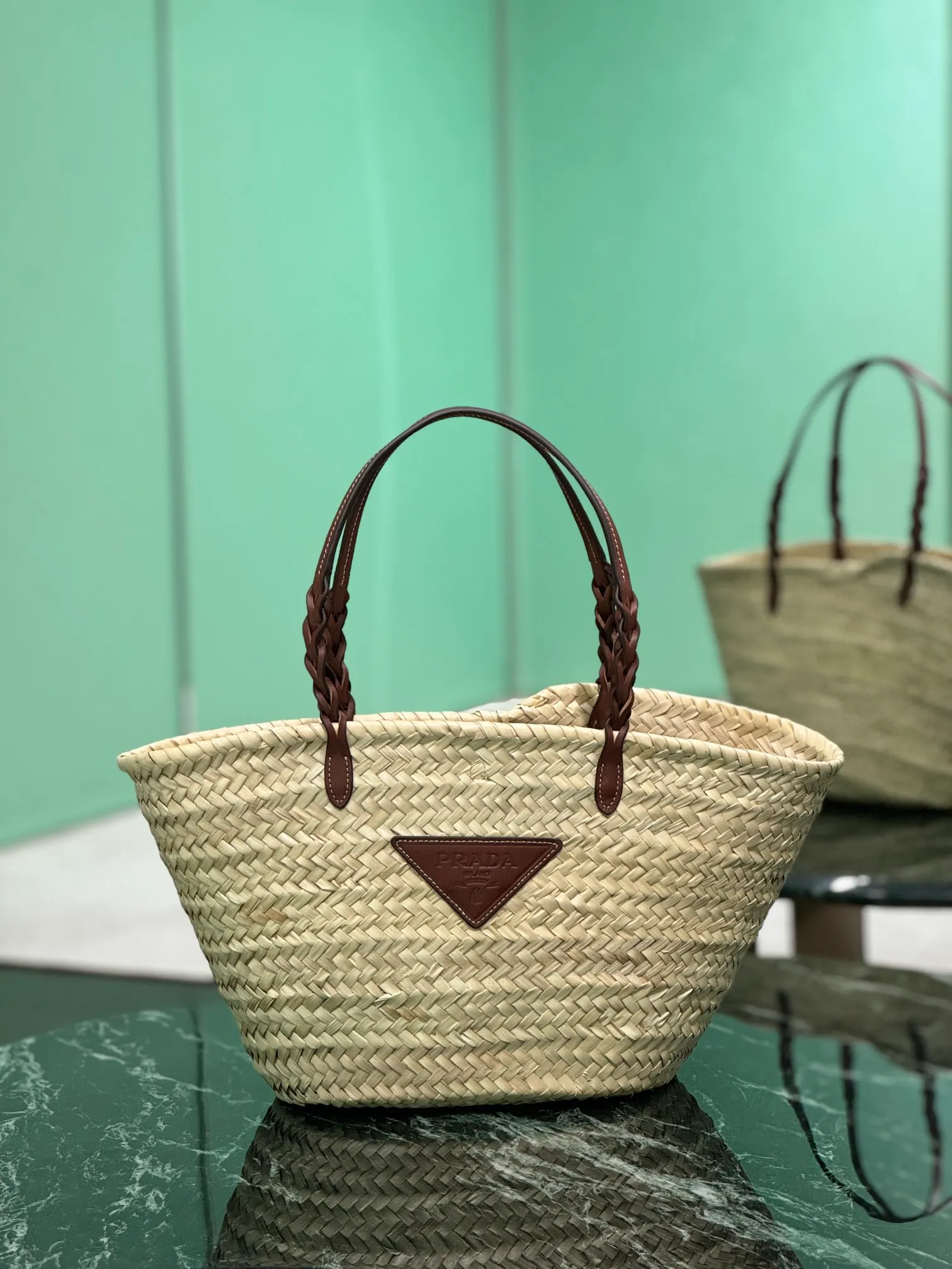💰1500, the straw woven vegetable basket is here~ Cow leather-edged corncob pattern shoulder strap, matched with raffia weaving, full of French lazy style, can be carried by hand or shoulder, the upper body is super nice, size: 25×48×16cm, style number: 1BG314