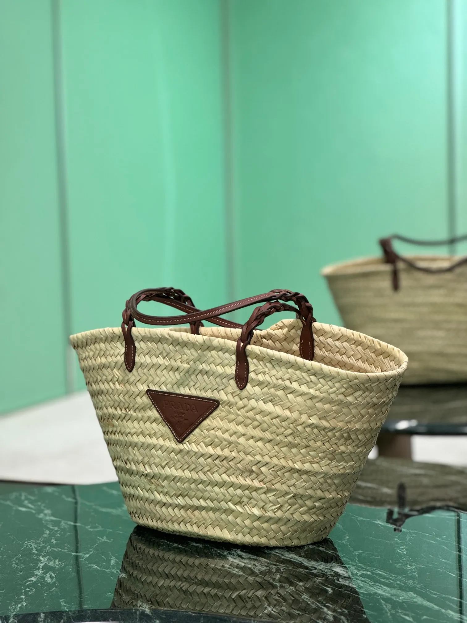 💰1500, the straw woven vegetable basket is here~ Cow leather-edged corncob pattern shoulder strap, matched with raffia weaving, full of French lazy style, can be carried by hand or shoulder, the upper body is super nice, size: 25×48×16cm, style number: 1BG314