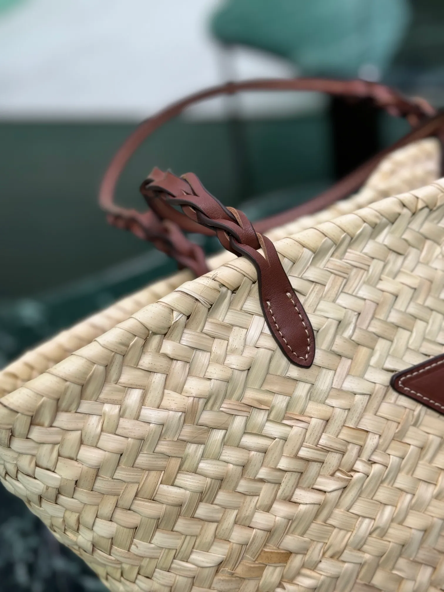 💰1500, the straw woven vegetable basket is here~ Cow leather-edged corncob pattern shoulder strap, matched with raffia weaving, full of French lazy style, can be carried by hand or shoulder, the upper body is super nice, size: 25×48×16cm, style number: 1BG314