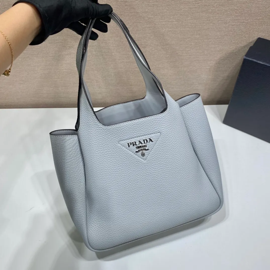 💰1700, vegetable basket🎉🎉 ✨New bucket bag✨1BG335😘Ice gray latest vegetable basket😘😘 The vegetable basket tote underarm bag is made of soft and delicate calfskin, with imported sheepskin interior and top-grade white lace hardware. The overall feel is very soft/lightweight😘😘It has many compartments and can be carried or used as an under-the-bag bag. It can be matched with different clothes. So beautiful😘😘Hurry up and get it🙊 Length 25x height 21.5x bottom 14cm👏👏👏💰💰💰