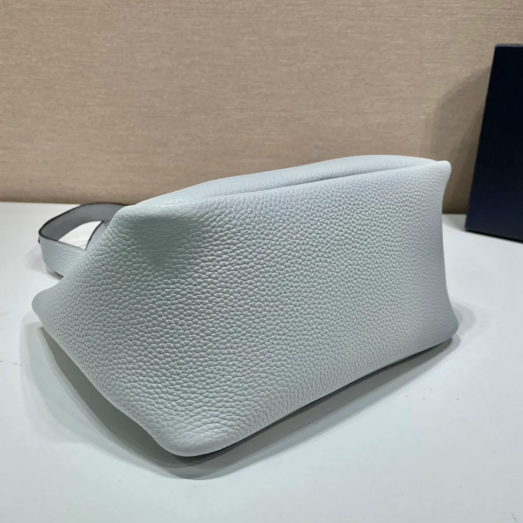 💰1700, vegetable basket🎉🎉 ✨New bucket bag✨1BG335😘Ice gray latest vegetable basket😘😘 The vegetable basket tote underarm bag is made of soft and delicate calfskin, with imported sheepskin interior and top-grade white lace hardware. The overall feel is very soft/lightweight😘😘It has many compartments and can be carried or used as an under-the-bag bag. It can be matched with different clothes. So beautiful😘😘Hurry up and get it🙊 Length 25x height 21.5x bottom 14cm👏👏👏💰💰💰