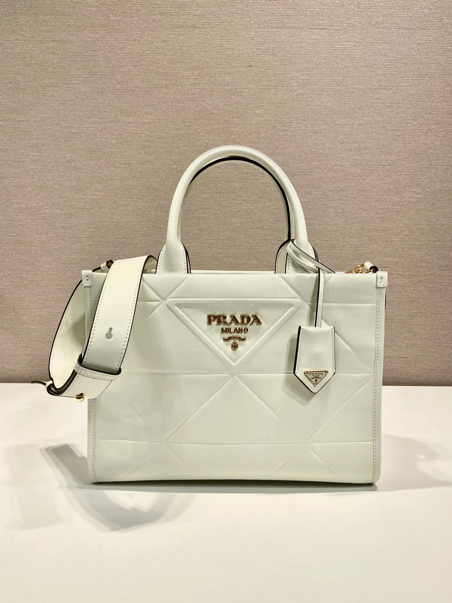 💰1800🎉 New Triangular Diamond Tote Bag 🎉 Tote Bag 🎉1BA379 Small/Long Shoulder Strap 🎉 This tote bag is made of imported calfskin, with a pure handmade triangular diamond design, and the mark is composed of an embossed triangle and a hardware mark. Interior compartment with zip pockets. Simple and elegant, full of fashion sense. Babies, hurry up and get started. 🎉🎉 Length 30x Height 23x Bottom 9cm