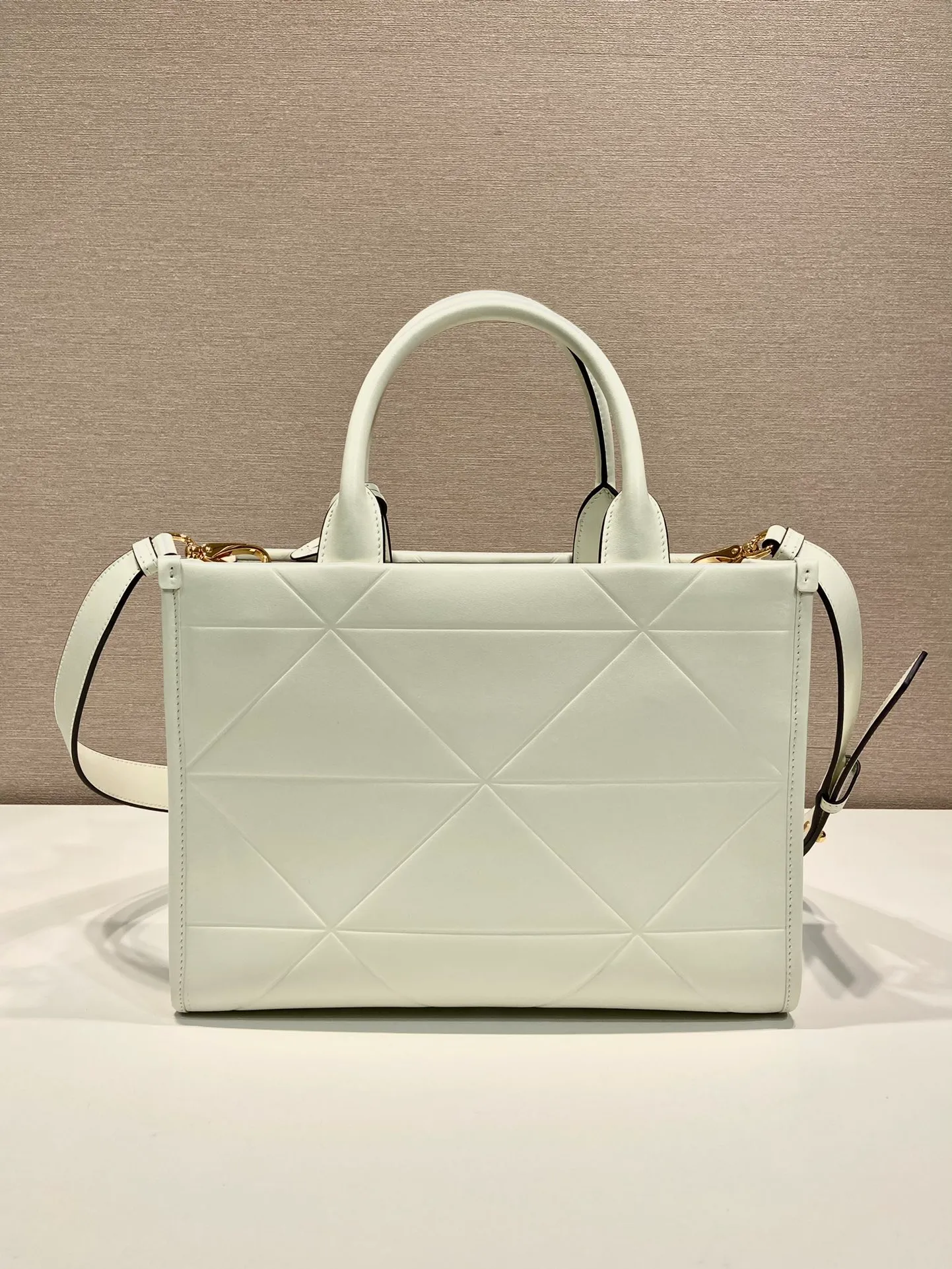 💰1800🎉 New Triangular Diamond Tote Bag 🎉 Tote Bag 🎉1BA379 Small/Long Shoulder Strap 🎉 This tote bag is made of imported calfskin, with a pure handmade triangular diamond design, and the mark is composed of an embossed triangle and a hardware mark. Interior compartment with zip pockets. Simple and elegant, full of fashion sense. Babies, hurry up and get started. 🎉🎉 Length 30x Height 23x Bottom 9cm