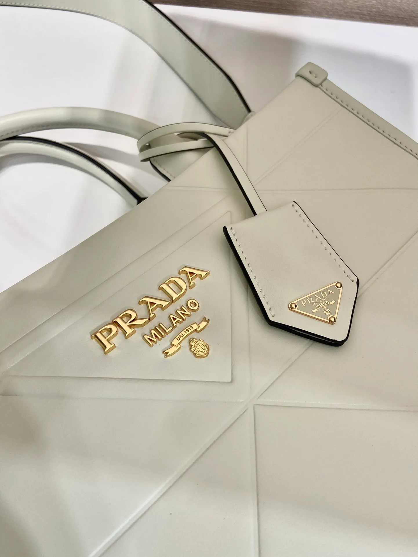 💰1800🎉 New Triangular Diamond Tote Bag 🎉 Tote Bag 🎉1BA379 Small/Long Shoulder Strap 🎉 This tote bag is made of imported calfskin, with a pure handmade triangular diamond design, and the mark is composed of an embossed triangle and a hardware mark. Interior compartment with zip pockets. Simple and elegant, full of fashion sense. Babies, hurry up and get started. 🎉🎉 Length 30x Height 23x Bottom 9cm