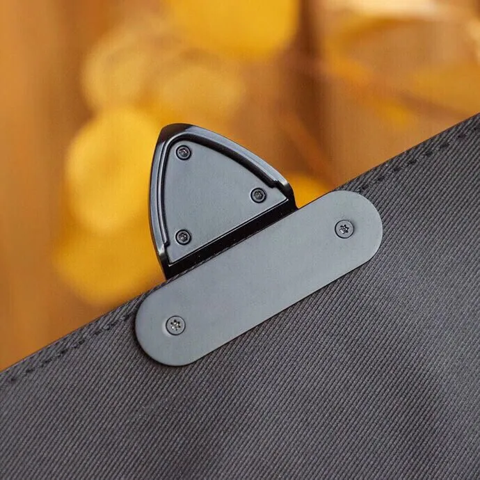 P¥940👉nfc dynamic chip version👈【Top original order, all steel hardware】𝐒 𝐋𝐎𝐂𝐊 Messenger bag m45806 French original leather🇫🇷Pure steel hardware Size: 22*18*8cm A hard-to-find messenger bag, tailor-made for men. The upper body effect is both explosive and very comfortable. It matches with different styles of daily wardrobe. It is super beautiful and grand. It seems low-key and not eye-catching, but the visual effect on the back will make your eyes shine! The capacity is also adequate, making it your first choice for daily travel, a strong hit!