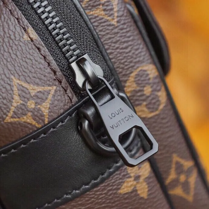 P¥940👉nfc dynamic chip version👈【Top original order, all steel hardware】𝐒 𝐋𝐎𝐂𝐊 Messenger bag m45806 French original leather🇫🇷Pure steel hardware Size: 22*18*8cm A hard-to-find messenger bag, tailor-made for men. The upper body effect is both explosive and very comfortable. It matches with different styles of daily wardrobe. It is super beautiful and grand. It seems low-key and not eye-catching, but the visual effect on the back will make your eyes shine! The capacity is also adequate, making it your first choice for daily travel, a strong hit!