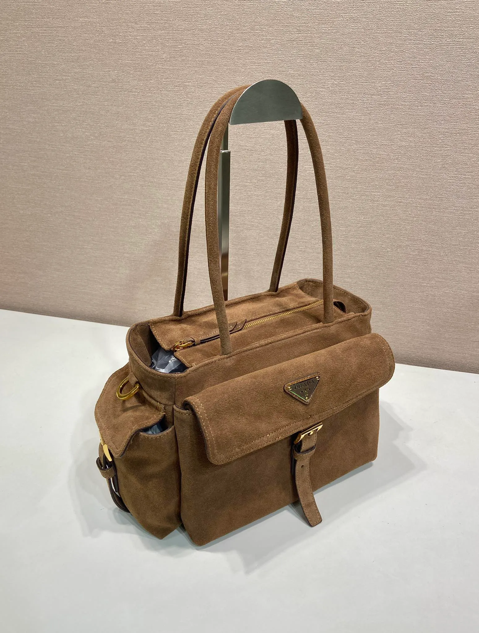 💰1520🎉New handbag🎉1BG596 suede leather🎉🎉 This handbag is made of imported suede leather fabric and top-grade hardware. Designed in hand-held suede leather, it is equipped with a detachable long shoulder strap, which can be carried on the shoulder/handheld/cross-body/cross-body. It is equipped with multiple pockets. It is very functional and has large capacity. It is perfect. It is another popular style that will never go out of style. Get it now🎉🎉 Length 31x Height 17x Bottom 11cm🎉🎉🎉💰💰💰