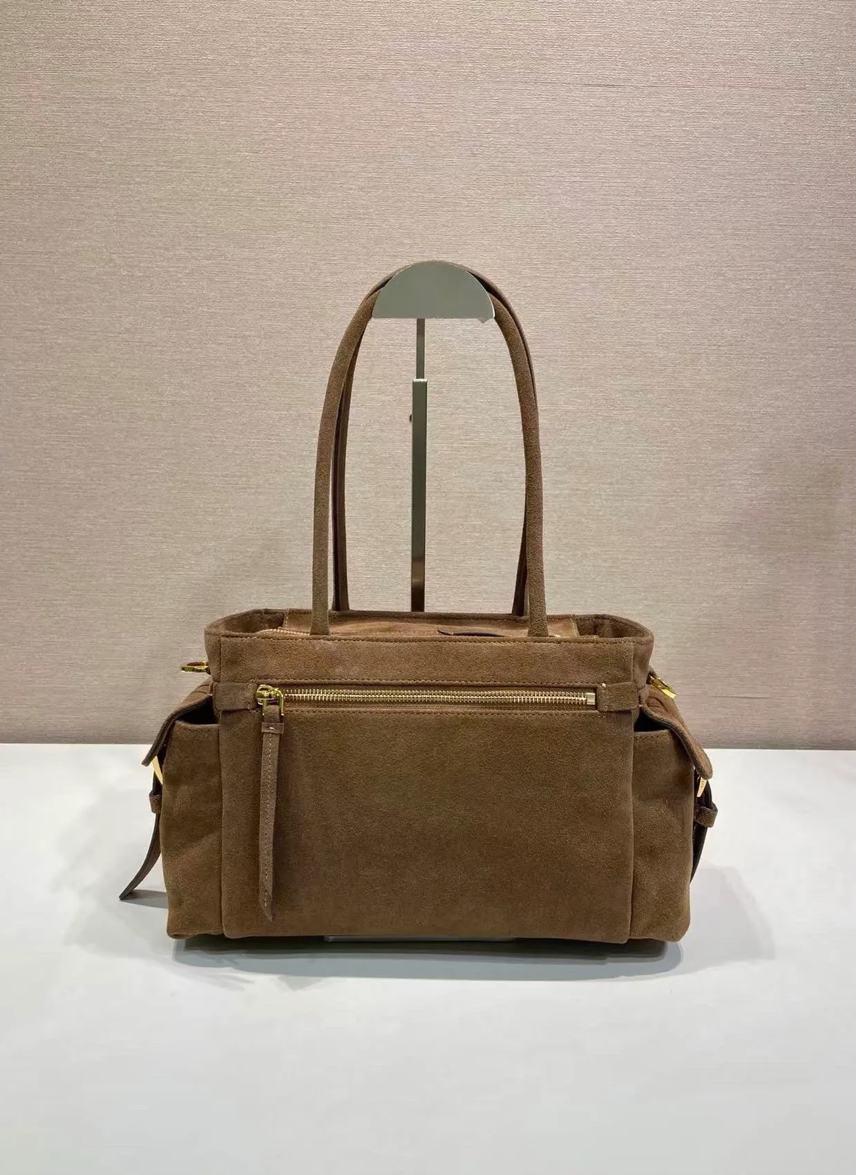 💰1520🎉New handbag🎉1BG596 suede leather🎉🎉 This handbag is made of imported suede leather fabric and top-grade hardware. Designed in hand-held suede leather, it is equipped with a detachable long shoulder strap, which can be carried on the shoulder/handheld/cross-body/cross-body. It is equipped with multiple pockets. It is very functional and has large capacity. It is perfect. It is another popular style that will never go out of style. Get it now🎉🎉 Length 31x Height 17x Bottom 11cm🎉🎉🎉💰💰💰