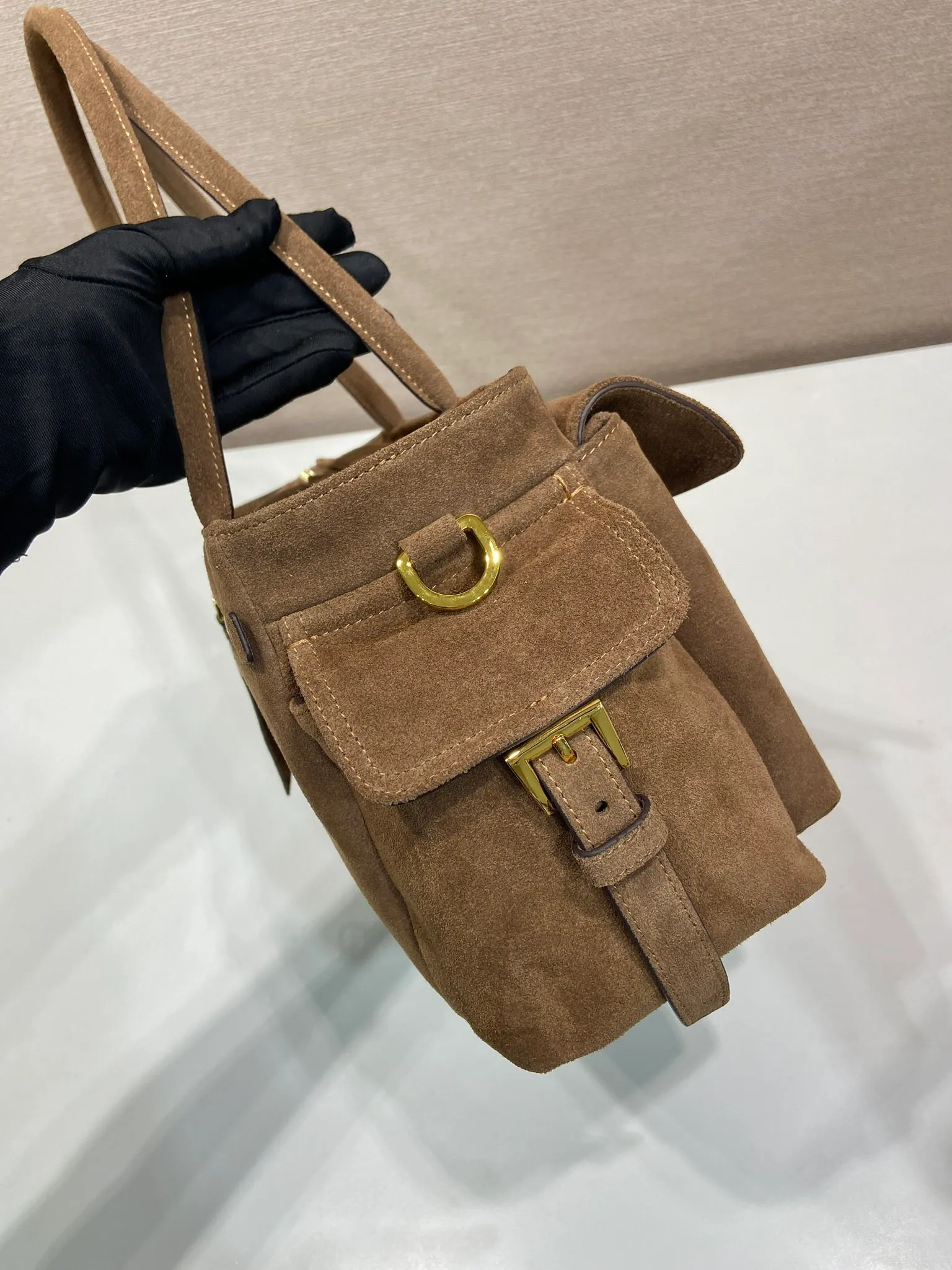 💰1520🎉New handbag🎉1BG596 suede leather🎉🎉 This handbag is made of imported suede leather fabric and top-grade hardware. Designed in hand-held suede leather, it is equipped with a detachable long shoulder strap, which can be carried on the shoulder/handheld/cross-body/cross-body. It is equipped with multiple pockets. It is very functional and has large capacity. It is perfect. It is another popular style that will never go out of style. Get it now🎉🎉 Length 31x Height 17x Bottom 11cm🎉🎉🎉💰💰💰