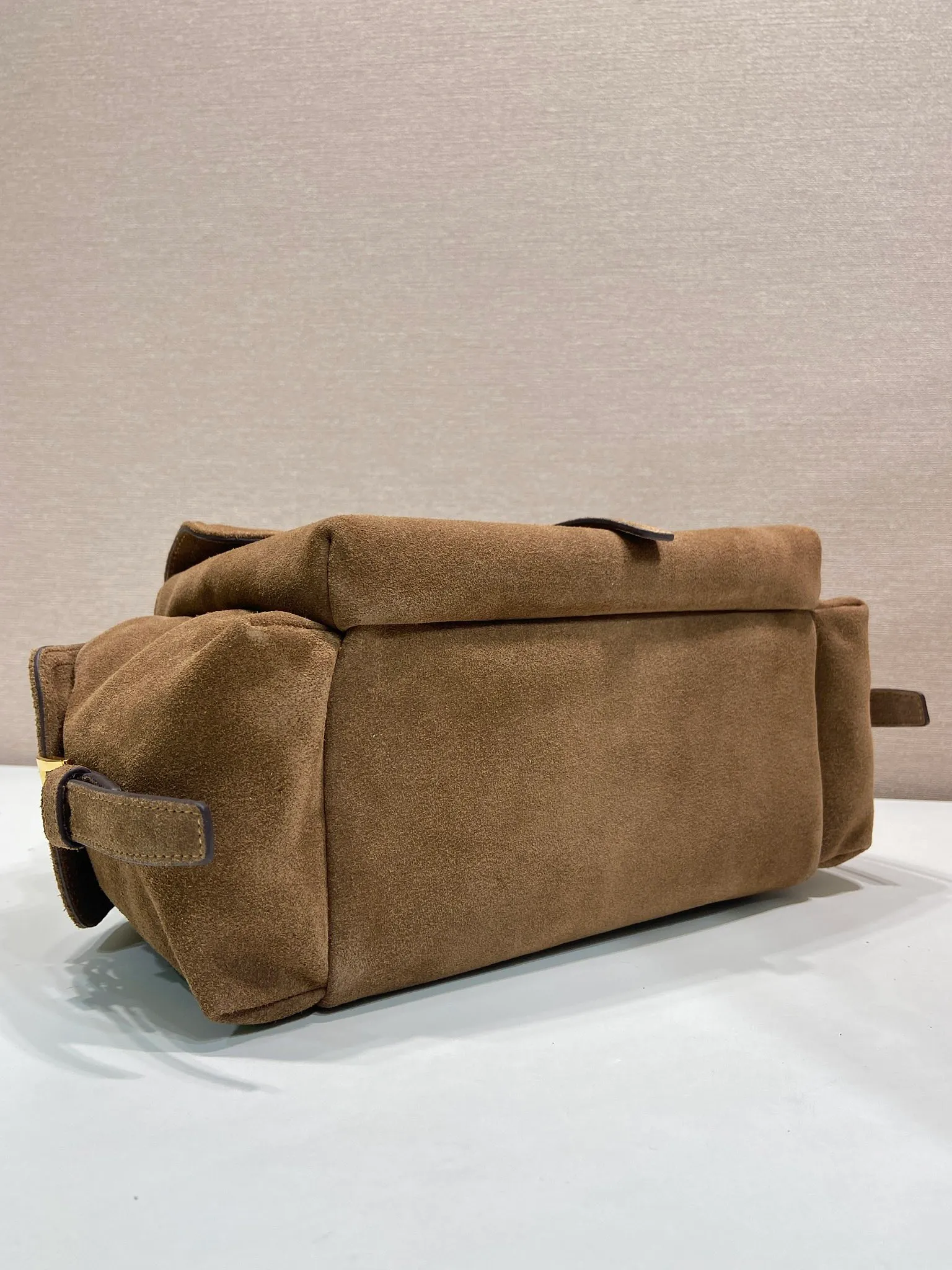 💰1520🎉New handbag🎉1BG596 suede leather🎉🎉 This handbag is made of imported suede leather fabric and top-grade hardware. Designed in hand-held suede leather, it is equipped with a detachable long shoulder strap, which can be carried on the shoulder/handheld/cross-body/cross-body. It is equipped with multiple pockets. It is very functional and has large capacity. It is perfect. It is another popular style that will never go out of style. Get it now🎉🎉 Length 31x Height 17x Bottom 11cm🎉🎉🎉💰💰💰