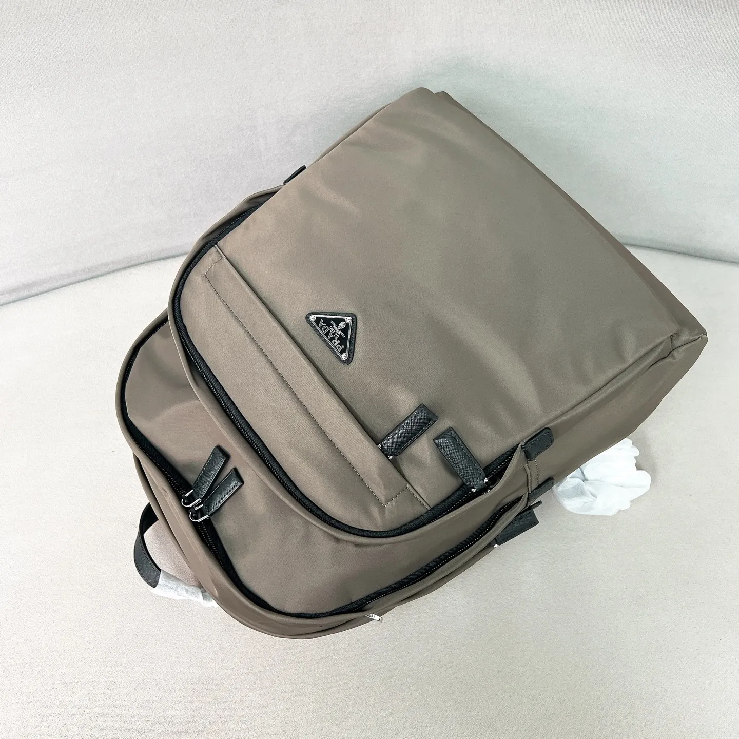 💰1320✨The latest hot style✨New backpack 2VZ048 Triangular enamel nameplate logo Imported original parachute fabric using imported equipment✈️+ The lines are all clear ZP synchronized original hardware accessories Two zippered outer pockets with two small pockets on both sides Padded back Perfect details comparable to counters😘 A must-have for fashionable casual fashionistas [Deyi][Deyi] Size 43.5*31*20