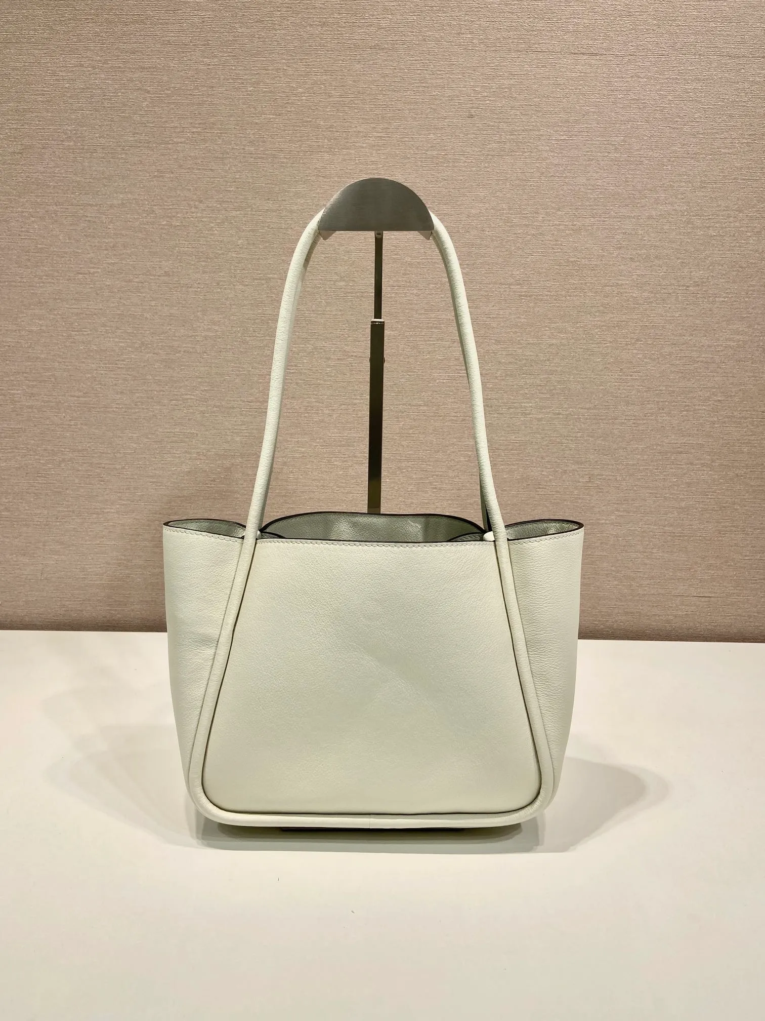 💰1500🎉New product🎉1BG539 shoulder style🎉🎉 This shoulder style is made of oral calfskin and top-grade hardware. It can be carried by hand or carried on the shoulder. It is equipped with 2 compartments in the front and back panels. It has a large capacity, is simple and practical, and has a beautiful upper body effect. Babies. Hurry up and get it🎉🎉 Length 25x Height 18.5x Bottom 12.5cm🎉🎉🎉👏👏👏