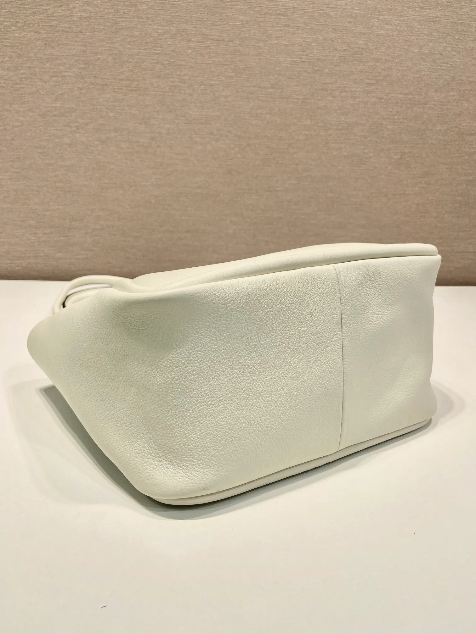💰1500🎉New product🎉1BG539 shoulder style🎉🎉 This shoulder style is made of oral calfskin and top-grade hardware. It can be carried by hand or carried on the shoulder. It is equipped with 2 compartments in the front and back panels. It has a large capacity, is simple and practical, and has a beautiful upper body effect. Babies. Hurry up and get it🎉🎉 Length 25x Height 18.5x Bottom 12.5cm🎉🎉🎉👏👏👏