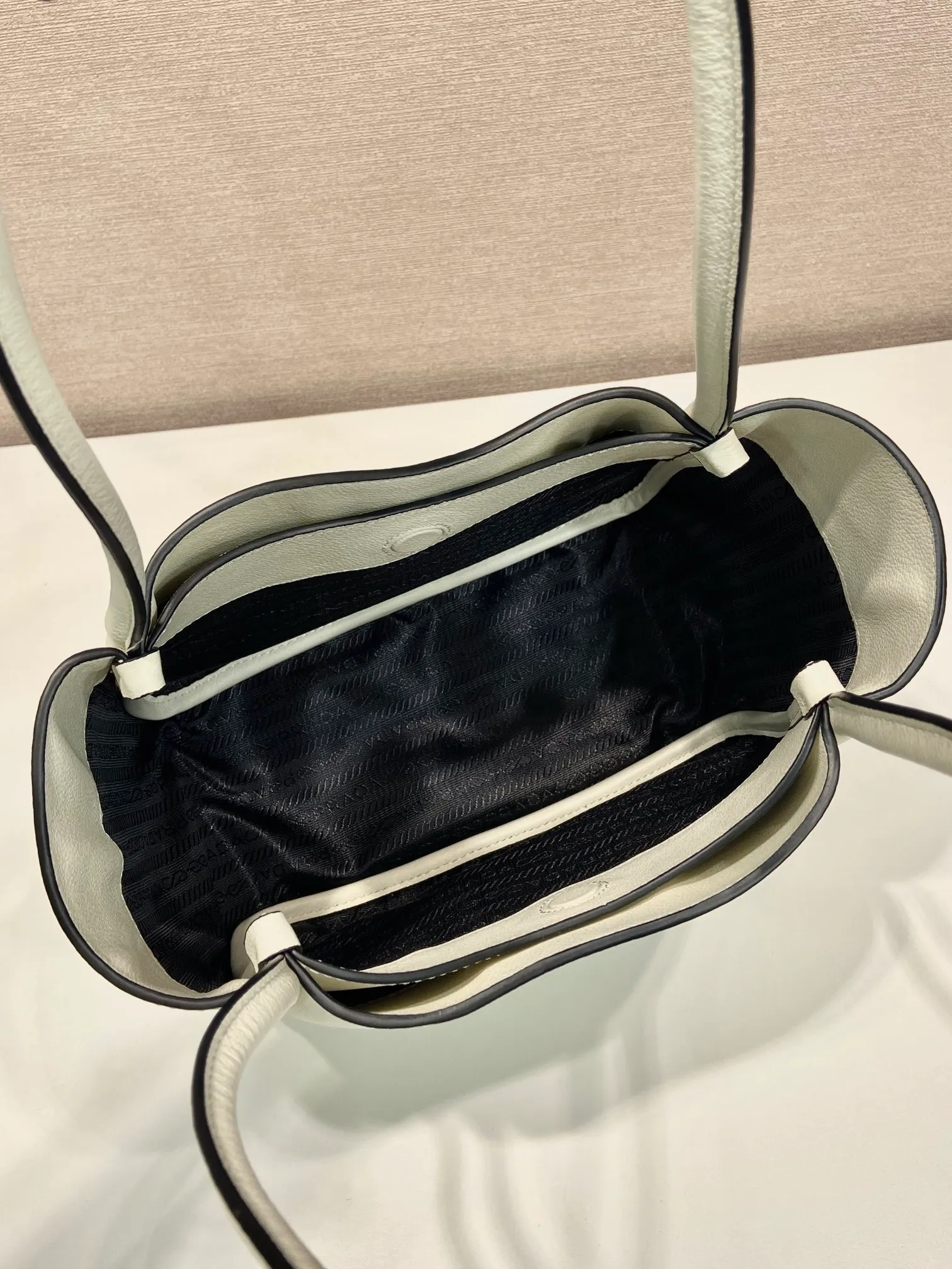 💰1500🎉New product🎉1BG539 shoulder style🎉🎉 This shoulder style is made of oral calfskin and top-grade hardware. It can be carried by hand or carried on the shoulder. It is equipped with 2 compartments in the front and back panels. It has a large capacity, is simple and practical, and has a beautiful upper body effect. Babies. Hurry up and get it🎉🎉 Length 25x Height 18.5x Bottom 12.5cm🎉🎉🎉👏👏👏