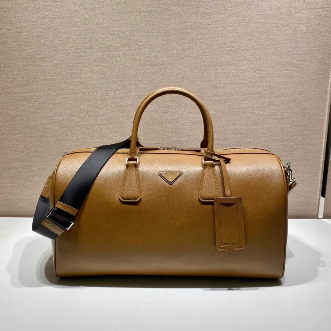 💰2300🎉New travel bag🎉2VC018🎉🎉Black This elegant travel bag is made of Saffiano leather, equipped with a wraparound zipper and nylon shoulder strap, highlighting the rigorous design concept. It's finished with a leather name tag and metal lock with engraved logo. Simple and elegant. Hurry up and get it🎉🎉 Length 50x Height 27.5x Bottom 25cm🎉🎉🎉👏👏👏