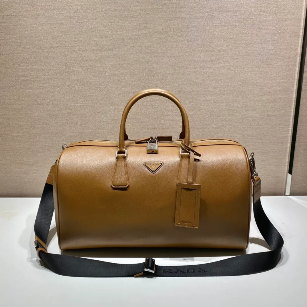 💰2300🎉New travel bag🎉2VC018🎉🎉Black This elegant travel bag is made of Saffiano leather, equipped with a wraparound zipper and nylon shoulder strap, highlighting the rigorous design concept. It's finished with a leather name tag and metal lock with engraved logo. Simple and elegant. Hurry up and get it🎉🎉 Length 50x Height 27.5x Bottom 25cm🎉🎉🎉👏👏👏