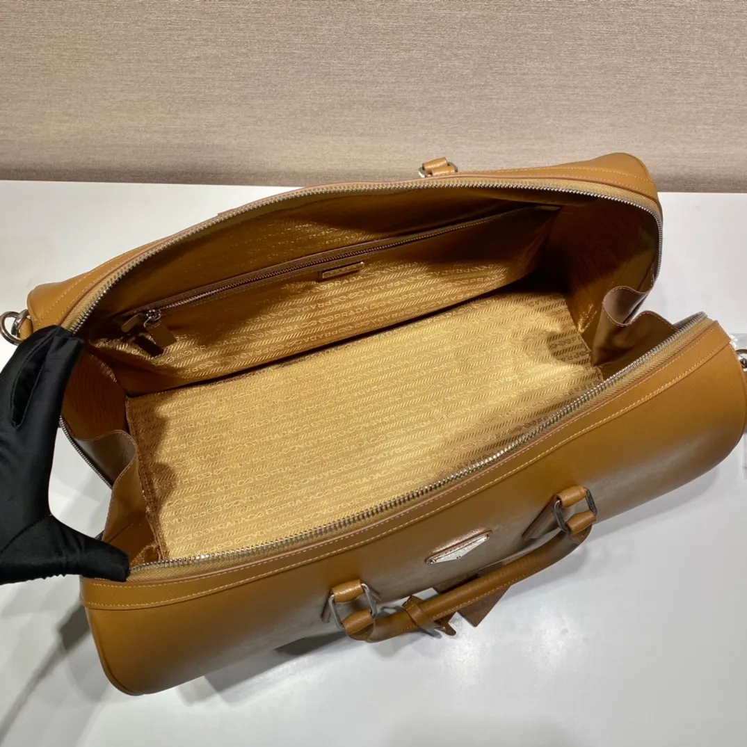 💰2300🎉New travel bag🎉2VC018🎉🎉Black This elegant travel bag is made of Saffiano leather, equipped with a wraparound zipper and nylon shoulder strap, highlighting the rigorous design concept. It's finished with a leather name tag and metal lock with engraved logo. Simple and elegant. Hurry up and get it🎉🎉 Length 50x Height 27.5x Bottom 25cm🎉🎉🎉👏👏👏