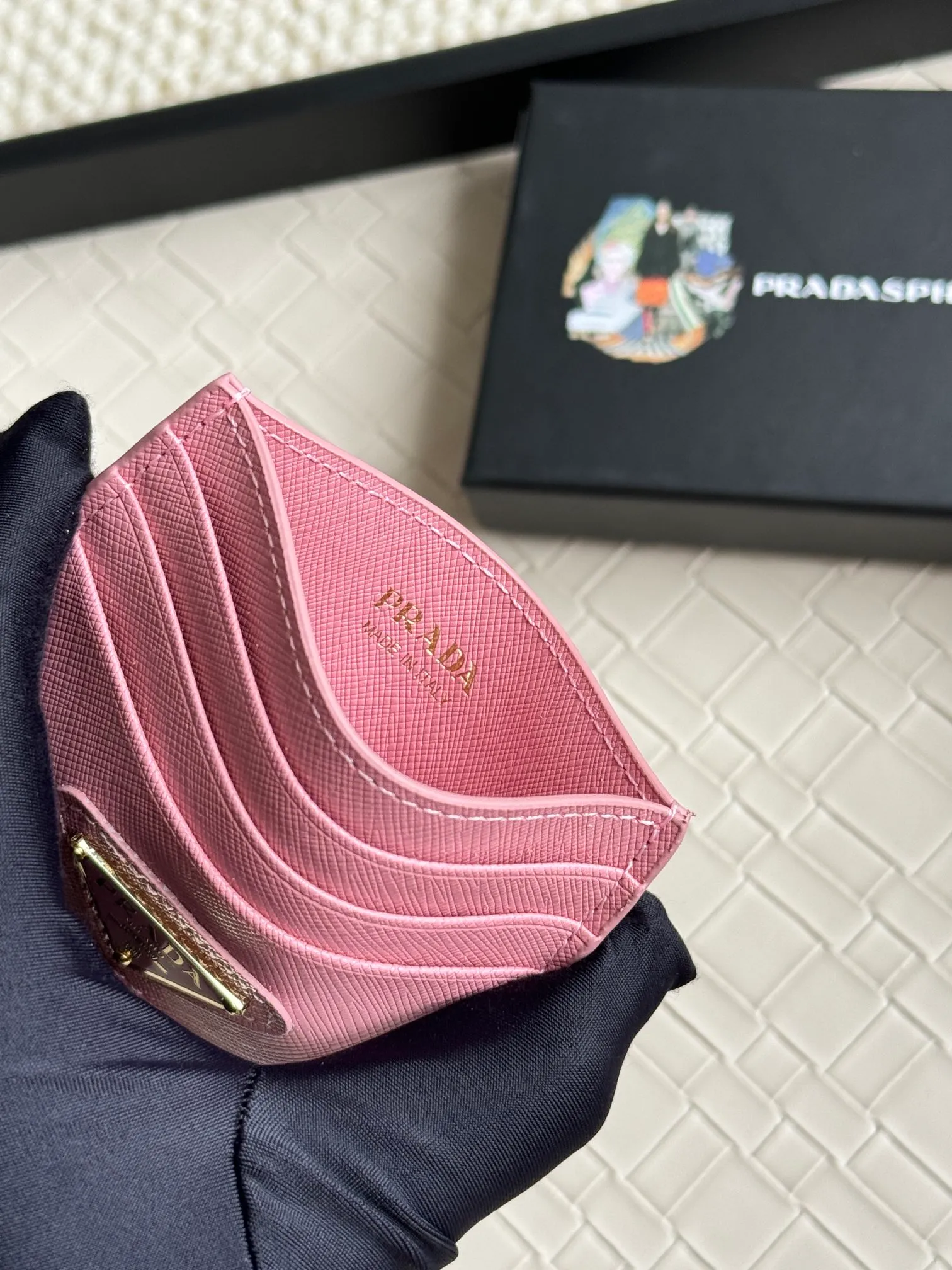 💰110prada popular card holder, unisex small card holder, black, model 1MC025 Triangle Wheat series, nine colors, made of cross-grain cowhide, 6 card slots ➕ one middle sandwich, can hold multiple cards and zeros 💰, size 11.2×8.5cm, real shot, what you see is what you get