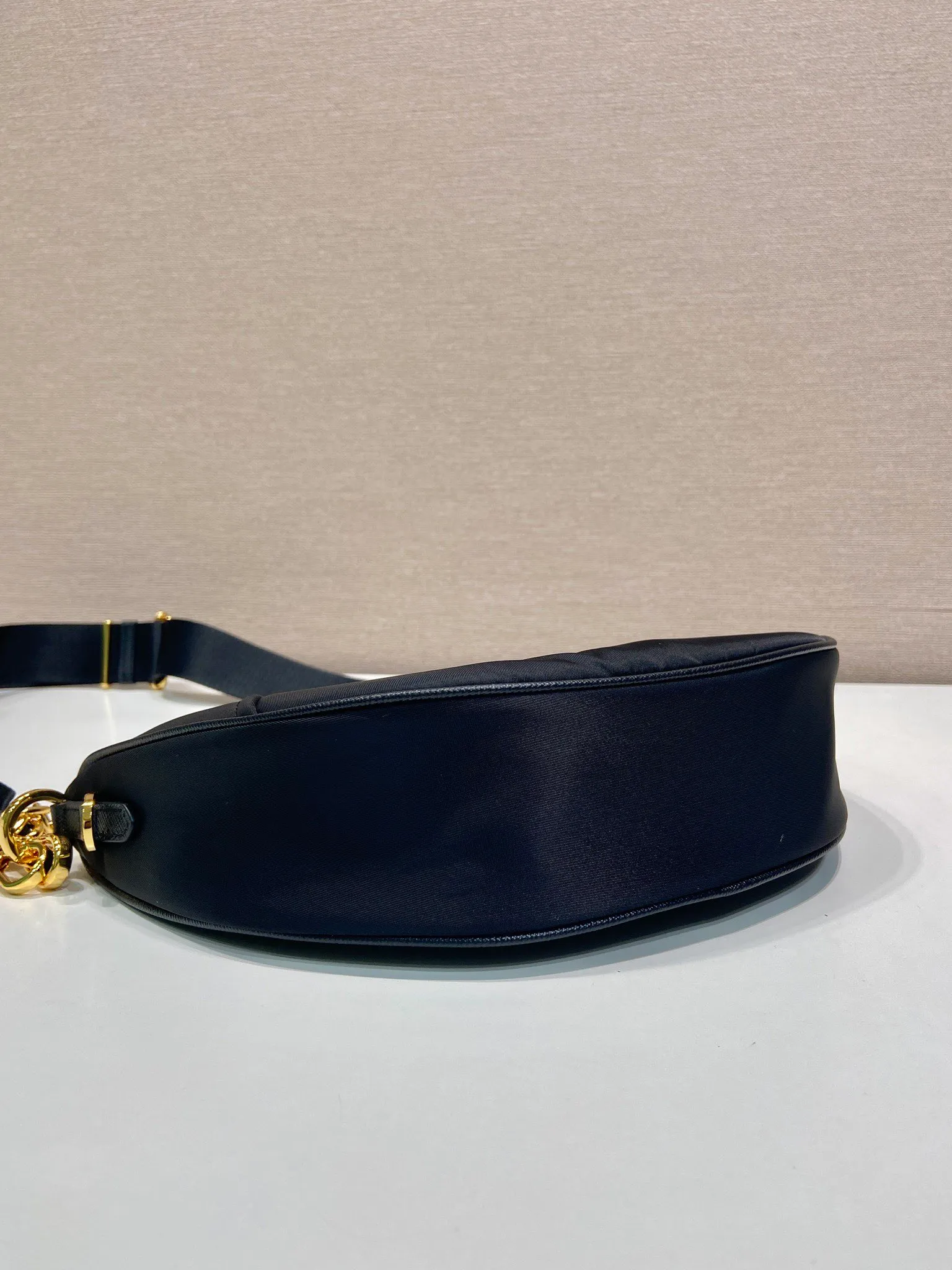 💰1020🎉New Crescent Bag🎉1BH222 Multi-Function🎉🎉 Made of recycled nylon fabric, this Re-Nylon handbag is exquisite and versatile, blending archival style with practical contemporary style. The half-moon silhouette features a detachable sporty shoulder strap and an elegant chain handle, making it versatile and versatile to carry. Crossbody/armpit/armpit bag/hand carry, it’s perfect😘😘Babies, hurry up and get it🎉🎉 Length 30x Height 13.5x Bottom 6cm🎉🎉🎉💰💰💰