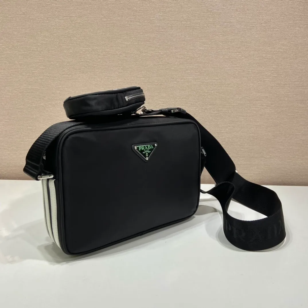 💰1020🎉Co-designed by ad and Pd🎉2VH142 two major brands co-designed🤝 This cross-body bag is co-designed by ad and pd. It is made of Re-Nylon and Saffiano leather. The side is equipped with ad’s classic contrasting three-strip cowhide pattern and a joint environmentally friendly mark. Comes with removable pouch. It looks particularly novel and casual😘😘The upper body effect is great👏👏Hurry up and get it🎉🎉 Length 25x height 19x bottom 7cm🎉🎉🎉👏👏👏